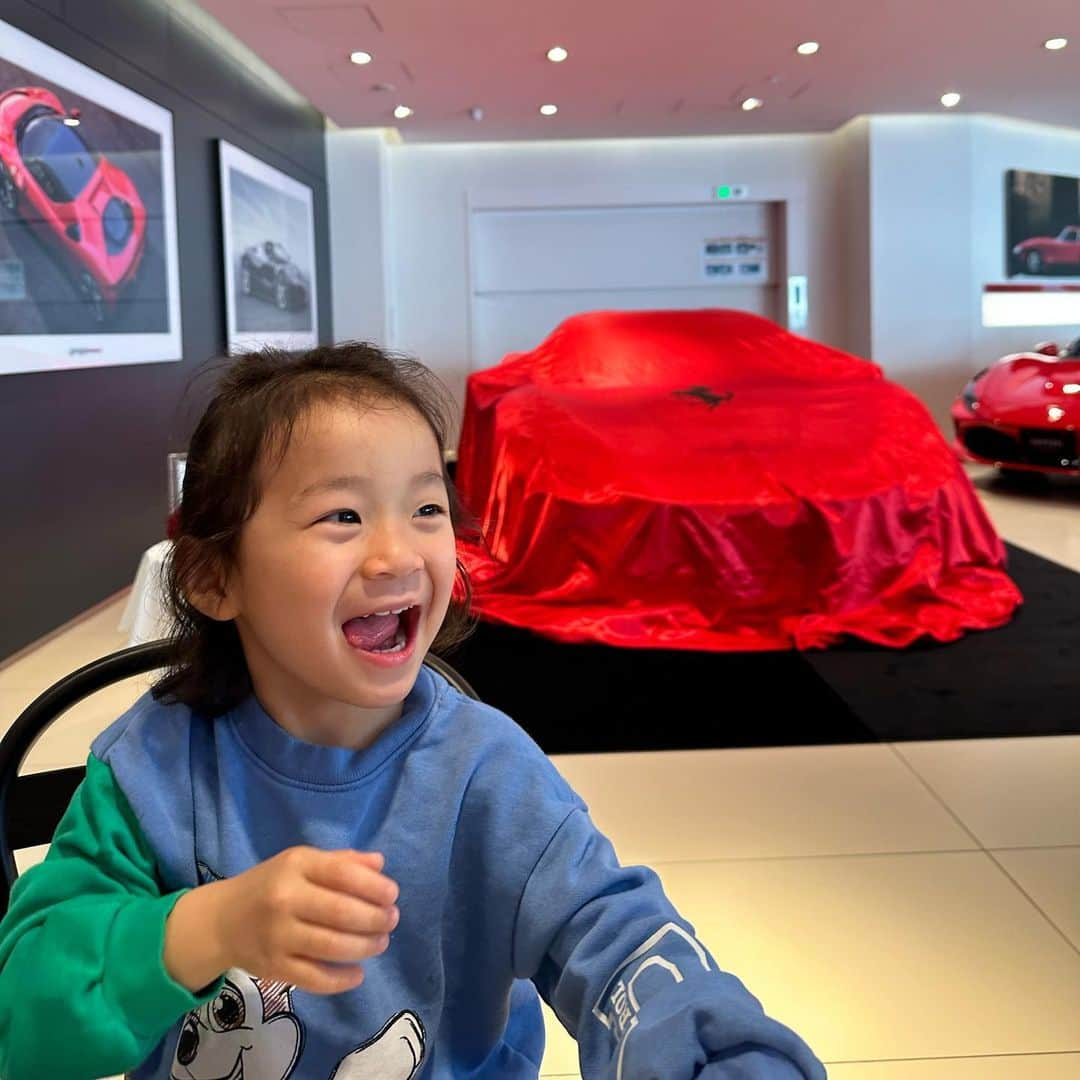 Reikaさんのインスタグラム写真 - (ReikaInstagram)「@ferrari #f8spider 納車❤️🐎 Dream combo of white and red interior   ずっと欲しかったf8！ 車好きな私にはたまらない1台 啓司パパもとても似合いそう🐎  まだ緊張して乗ってないのはここだけの話😂  さらに1個、目標達成✅ 仕事頑張る！  ご質問多いにゃんちゃんのお洋服は　@hm_kids のパウパトシリーズです  #ferrari #f8 #f8spider #フェラーリ」3月12日 15時00分 - reikamarianna