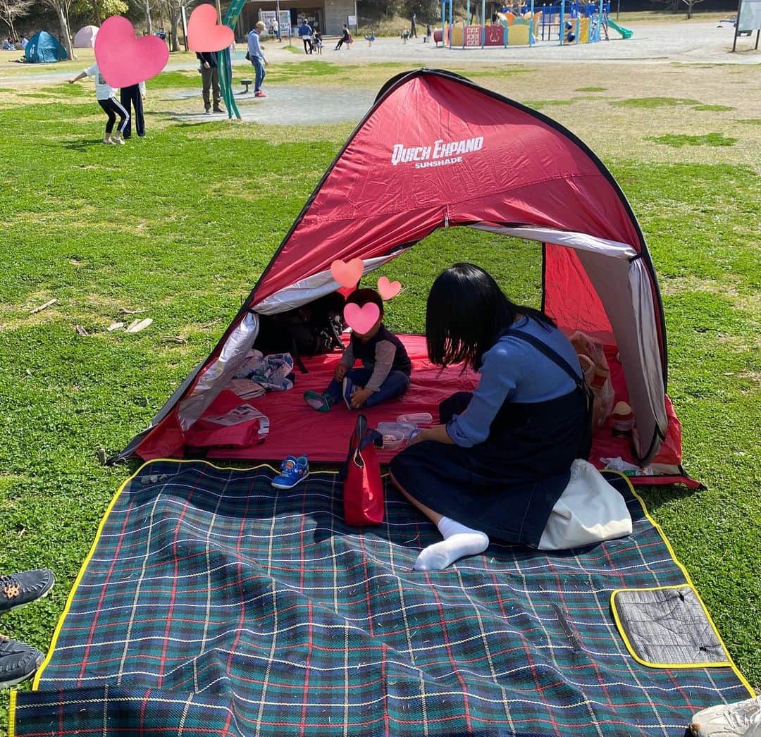 竹内由恵さんのインスタグラム写真 - (竹内由恵Instagram)「家族で公園にいき、ピクニック✨ 日差しが強かったので、テントを張りました。 実はうちのテント、折りたたみ式なんですが、 一度無理やり折り畳んだ時に、 どうも折れたようで、 めちゃくちゃ不恰好なんです。 （そろそろ買いかえようよ…）  公園は22世紀の丘公園という静岡•掛川にあります✨ 大型アスレチックスで楽しんだあと、息子は誰も寄りつかないような畑跡で裸足で歩き回っていました。 危ない気もしたけど、きっと、裸足、気持ち良いんでしょうねえ😆  #静岡 #休日の過ごし方 #気持ち良い天気 #いっぱい遊んだね」3月12日 15時00分 - yoshie0takeuchi