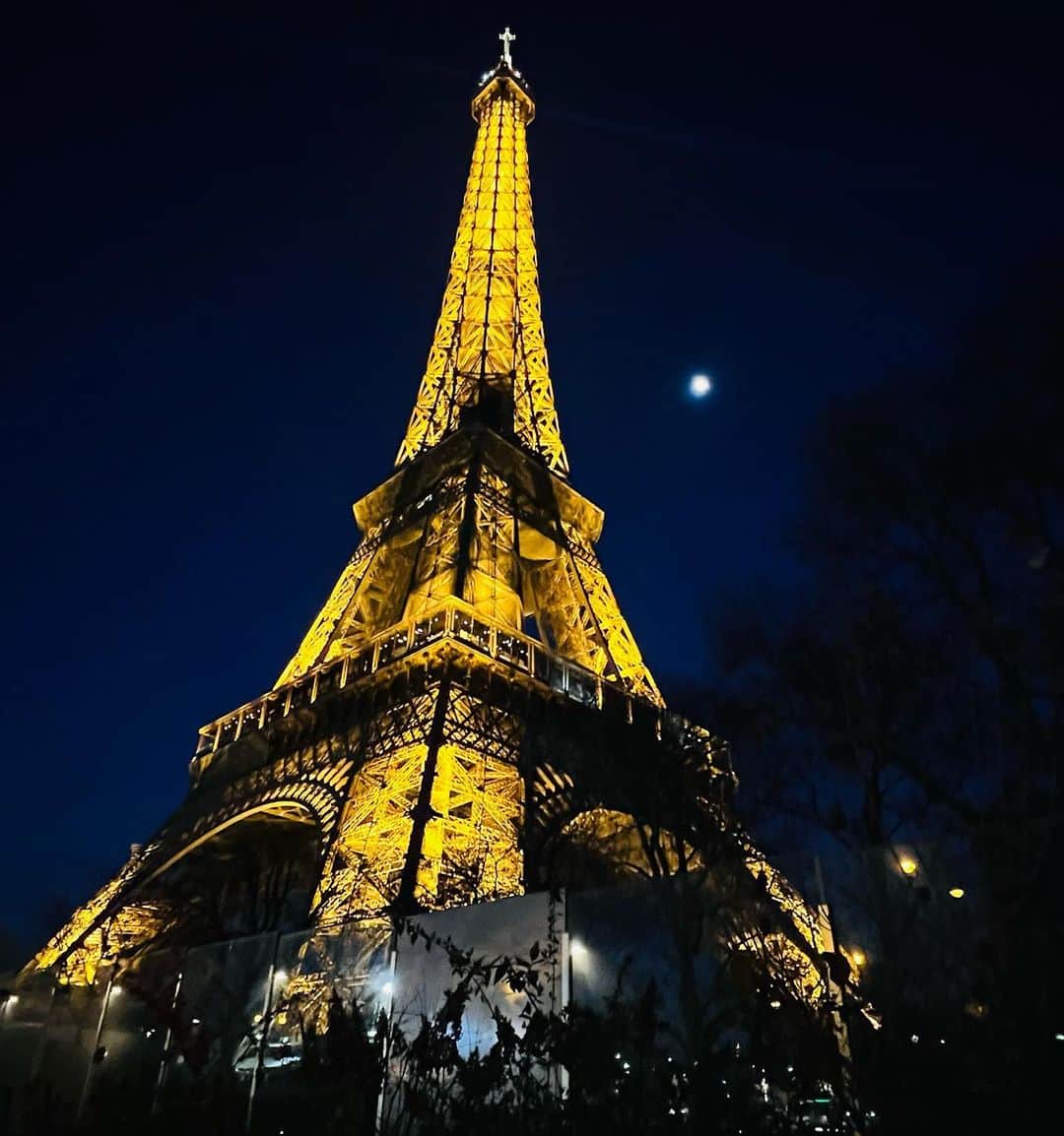 愛川みれいさんのインスタグラム写真 - (愛川みれいInstagram)「夜のエッフェル塔🌉🗼✨  みれいは元気玉を手に入れたっ✊💥  これ奇跡的に撮れた一枚なんだけどお気に入り😌 後ろの人からもPower出てるねっ😆 広角カメラで足長効果有難い🙏✨  #フランス#Paris#エッフェル塔 #夜のエッフェル塔#夜景#愛川みれい」3月12日 21時05分 - mirei.aikawa