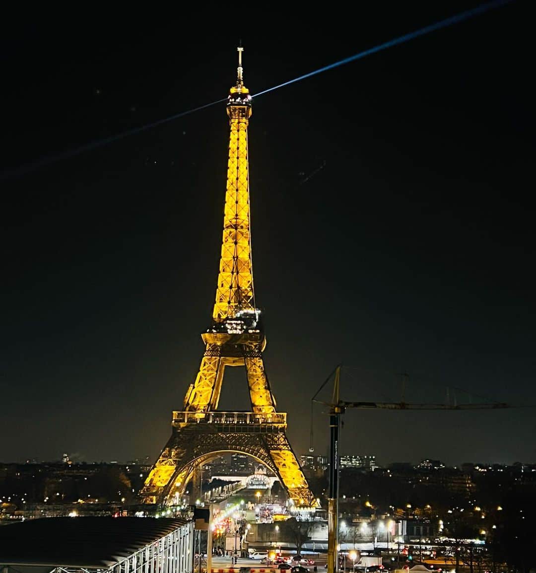 愛川みれいさんのインスタグラム写真 - (愛川みれいInstagram)「夜のエッフェル塔🌉🗼✨  みれいは元気玉を手に入れたっ✊💥  これ奇跡的に撮れた一枚なんだけどお気に入り😌 後ろの人からもPower出てるねっ😆 広角カメラで足長効果有難い🙏✨  #フランス#Paris#エッフェル塔 #夜のエッフェル塔#夜景#愛川みれい」3月12日 21時05分 - mirei.aikawa