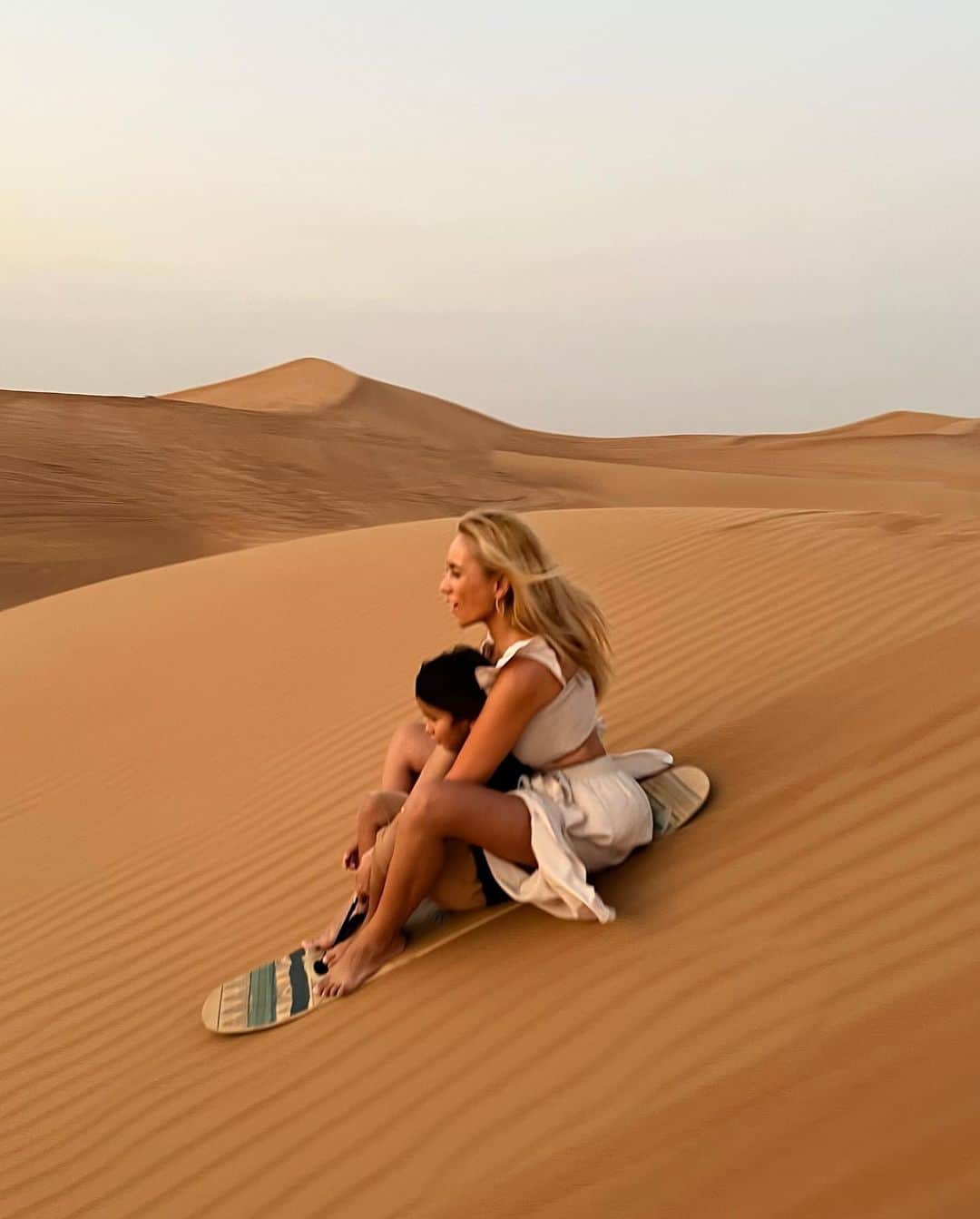 MALIAさんのインスタグラム写真 - (MALIAInstagram)「Dubaiを選んだ理由を お引越しして来た時に書きましたが。 ⁡ こちらに越して来て早7ヶ月、 あの時お引越しをこの国に決めて ほんとーに良かったな♡って 最近つくづく感じる事があります。 ⁡ ママは現地の生活にも慣れてきたし ポコはお友達もたくさんできたし beachもすぐ砂漠もすぐ大自然豊かな中で 子育て出来る事の喜びが何よりおおきい。 ⁡ いまDubaiは朝も夕方も気持ちの良い風が吹く 1年の中でも特に過ごしやすい最高の季節です♡ ⁡ #MaliaDubaiLife #TheBestSeasoninDubai #最高の季節到来 #公園遊びが楽しいよ🦖」3月12日 21時47分 - maliarehman