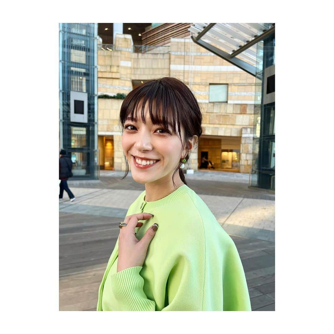 三谷紬さんのインスタグラム写真 - (三谷紬Instagram)「* #三谷の衣装 ❤︎ グリーンと白のピアスを 鮮やかなグリーンのニットに合わせて💚 このちょっとした色合わせ。 スタイリストさんが揃えてくれるのが とても嬉しいんです💚🤍 * #衣装#ootd#ootn#outfit#グリーン#green#white#ピアス#pierce#色合わせ#緑#白#スタイリスト さん#感謝#テレビ朝日#アナウンサー#三谷紬」3月12日 22時13分 - mitani_tsumugi