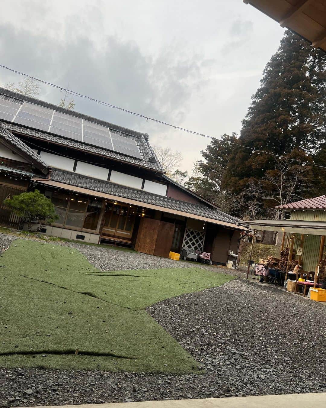 森カノンさんのインスタグラム写真 - (森カノンInstagram)「🏕🍖🛖 千葉県富津市にある古民家グランピング 和心村さんに行ってきました🚗³₃  @washinmura_nature_glamping   ペット連れOKだからほたても連れてけたし BBQも付いててお部屋がとっても綺麗で落ち着き空間🍵  緑が多く大自然の中にあるグランピングって 最高だよね❕❕❕✨✨✨  久々にゆっくりとした時間を過ごせて幸な気持ち❤️‍🩹  ------------------------------------  和心村  📍 千葉県富津市高溝14  ------------------------------------   PR #グランピング #グランピングリゾート #グランピング女子会 #グランピングキャンプ #千葉旅行 #春休み旅行 #グランピング #グランピング関東 #カップル旅行 #卒業旅行 #ペットと泊まれる宿 #古民家 #glamping #glampinglife #BBQ」3月12日 22時54分 - mkanon211