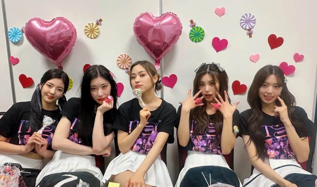 ITZYさんのインスタグラム写真 - (ITZYInstagram)「ITZY THE 1ST WORLD TOUR <CHECKMATE> in #HONGKONG DAY 2  HONG KONG MIDZY 係我嘅禮物❤ 好多謝你哋呢兩日嘅支持🥰  #ITZY #MIDZY #ITZY_WORLD_TOUR ✈」3月12日 23時09分 - itzy.all.in.us