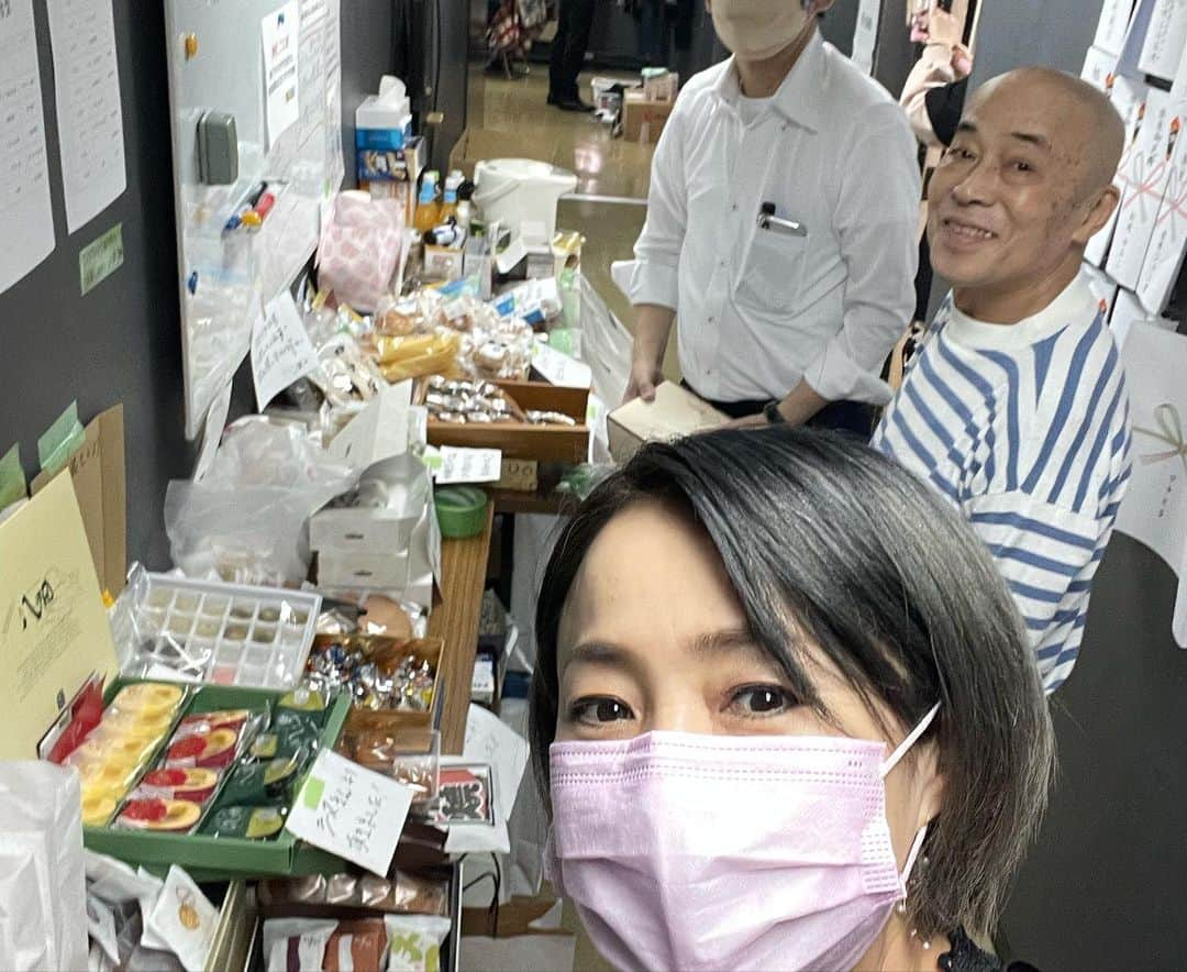 橋本志穂さんのインスタグラム写真 - (橋本志穂Instagram)「千秋楽、泣きました。 舞台袖で見守っていたら 後ろに人の気配。 ふと見ると、 そのまんま東さんと 大森うたえもんさんが‼️ 結婚した時、すでに大森さんは軍団を辞めてたので、、 初めましてーだったのですが、 私の知らない 結成当時の「たけし軍団」が勢揃いしたのです。 私が夫のガダルカナルと結婚した頃、 本当に軍団は仲良しで みんな家も近所で よく行き来して遊んでいました。 ハワイの結婚式に来てくれたメンバーは みんな、舞台に立って 今回演じていて、 この仲良しの皆さんが一つの舞台を作り上げているのを 外から眺めているだけでも嬉しかったのですが、 去っていった仲間も こうして駆けつけてくれたのを目の当たりにすると、 泣いて笑って 忙しかった。  結婚する時、 「結婚してもお前は1番になれないよ。 1番はたけしさん、 2番は軍団の仲間」  そう宣言されていました。  夫にとって 私よりも大切な 仲間たちが 夫を囲んでステージに立っているのです。 いつでも一緒に仕事していた仲間が いつからか、別々にそれぞれの仕事をするようになって、 なかなか集まることもなかった。 妻としても 寂しいなぁと感じていました。 病気療養のため、 開幕直前に出演できなくなった井手らっきょさんも、 昨日からエンディングに参加できるようになった。 そこに東さんと大森さん！ 泣くよね。。不覚にもー。  そして、今日のゲストの 六平さんが優しすぎる❣️ たくさんお話させていただきました。  「ウスバカゲロウの男たち」  今度は蟻地獄になってまたみんなで集って欲しいなー  #たけし軍団  #サイコー #仲間っていいね」3月13日 1時29分 - shihohashimoto3