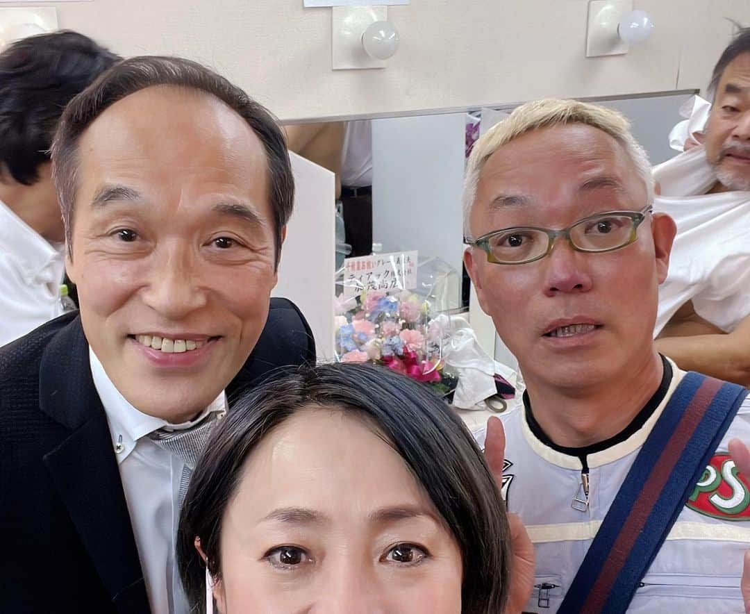 橋本志穂さんのインスタグラム写真 - (橋本志穂Instagram)「千秋楽、泣きました。 舞台袖で見守っていたら 後ろに人の気配。 ふと見ると、 そのまんま東さんと 大森うたえもんさんが‼️ 結婚した時、すでに大森さんは軍団を辞めてたので、、 初めましてーだったのですが、 私の知らない 結成当時の「たけし軍団」が勢揃いしたのです。 私が夫のガダルカナルと結婚した頃、 本当に軍団は仲良しで みんな家も近所で よく行き来して遊んでいました。 ハワイの結婚式に来てくれたメンバーは みんな、舞台に立って 今回演じていて、 この仲良しの皆さんが一つの舞台を作り上げているのを 外から眺めているだけでも嬉しかったのですが、 去っていった仲間も こうして駆けつけてくれたのを目の当たりにすると、 泣いて笑って 忙しかった。  結婚する時、 「結婚してもお前は1番になれないよ。 1番はたけしさん、 2番は軍団の仲間」  そう宣言されていました。  夫にとって 私よりも大切な 仲間たちが 夫を囲んでステージに立っているのです。 いつでも一緒に仕事していた仲間が いつからか、別々にそれぞれの仕事をするようになって、 なかなか集まることもなかった。 妻としても 寂しいなぁと感じていました。 病気療養のため、 開幕直前に出演できなくなった井手らっきょさんも、 昨日からエンディングに参加できるようになった。 そこに東さんと大森さん！ 泣くよね。。不覚にもー。  そして、今日のゲストの 六平さんが優しすぎる❣️ たくさんお話させていただきました。  「ウスバカゲロウの男たち」  今度は蟻地獄になってまたみんなで集って欲しいなー  #たけし軍団  #サイコー #仲間っていいね」3月13日 1時29分 - shihohashimoto3