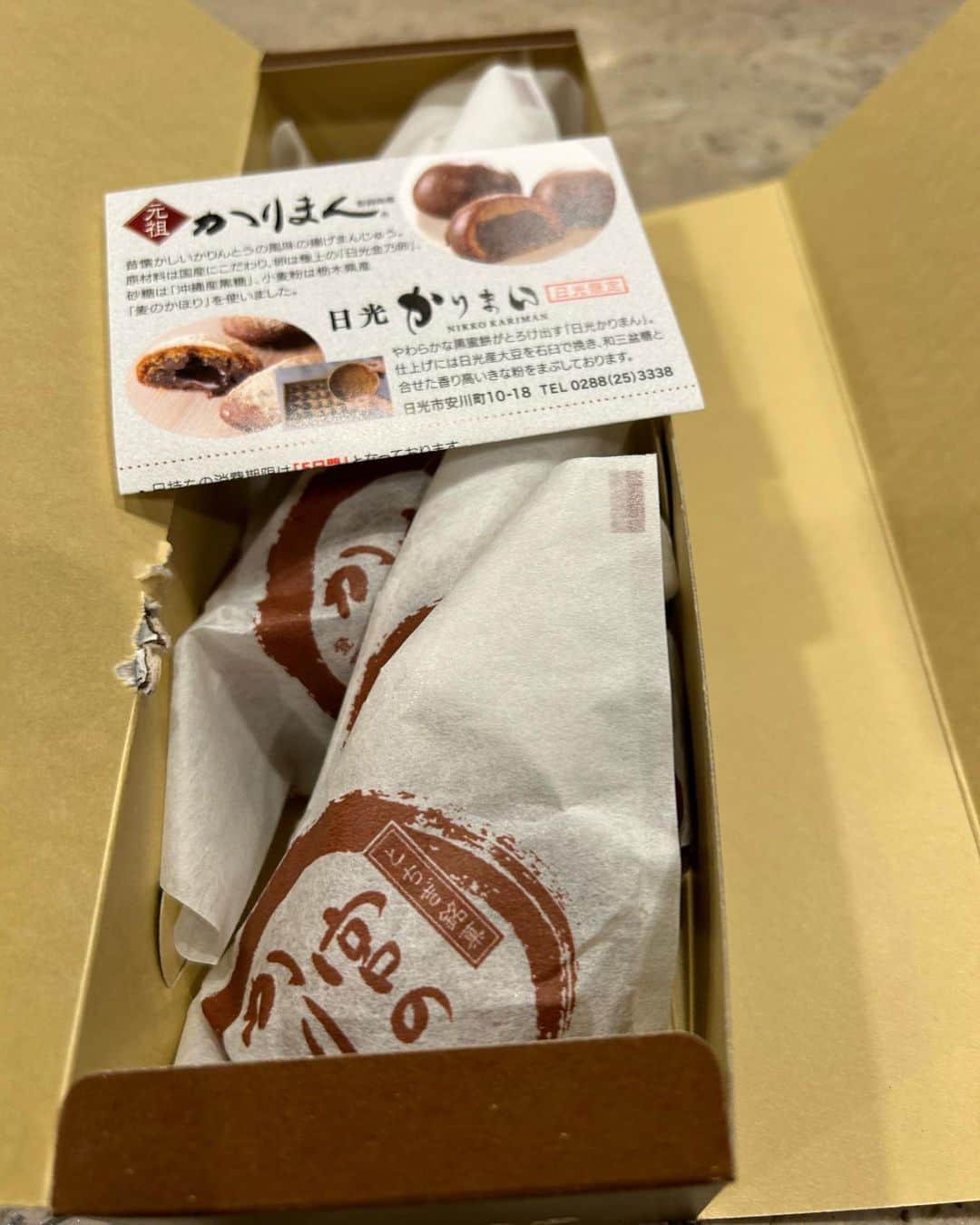 安藤優子さんのインスタグラム写真 - (安藤優子Instagram)「リンからおはよー‼️  昨日はずっととーさんとお留守番だったよ。  ので、昨日のダンナ飯をアタシからしょーかいするね。  とーさんの大好きなカツオのたたきと、ホタルいかはスーパーで買ってきたらしいケド、大根おろしと生姜を添えたところが、芸がコマカイよね。  サラダも、お手製ドレッシング作って食べる直前まで冷蔵庫に入れておいていたよ。  ここはかーさんと違ってこだわりあるよね（笑）  メインは、牛肉とキノコの赤ワインソースのパスタ、仕上げに生クリーム入れるらしいよ。  パスタは生リングイーネ、らしい。  シューマイは、かーさんが東京駅で買ってきた崎陽軒だよ。  買うのに並んだって言ってた（笑）  宇都宮のみなさん、かーさんから「ありがとうございました！」と、デンゴンをあずかっています。  アタシからも、かーさんの講演を聴いていただきありがとうございました‼️  オマケはかーさんがいただいてきた、おまんじゅう、これがやたら美味しかったそーです。  アタシはもらえなかったケド、心よりおんれい申し上げます。  さっ今日はアタシがかーさん起こして、活動開始だ‼️  #フレンチブルドッグ  #安藤優子」3月13日 7時27分 - yukoando0203