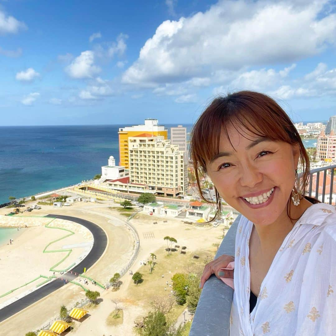 田中律子さんのインスタグラム写真 - (田中律子Instagram)「ザビーチタワー沖縄　@bt_okinawa にて、TBSラジオ『ONE-J』の公開生放送でした🎤見に来てくれたみなさま、聞いてくれたみなさま、ありがとうございました🙏  ビーチタワーは北谷にあるホテルで眺め抜群、サンセットも見えてテンション上がります🌞  夏川りみちゃんも久しぶりに会えてうれしかったー✨←堀越の後輩🧡またゆっくり飲みに行こうねー🍺ご一緒したみなさま、ありがとうございました🙏🙏🙏  #okinawa  #okinawalife  #beachlife  #tbsラジオ  #共立リゾート  #ザビーチタワー沖縄」3月13日 9時14分 - ri2kotanaka