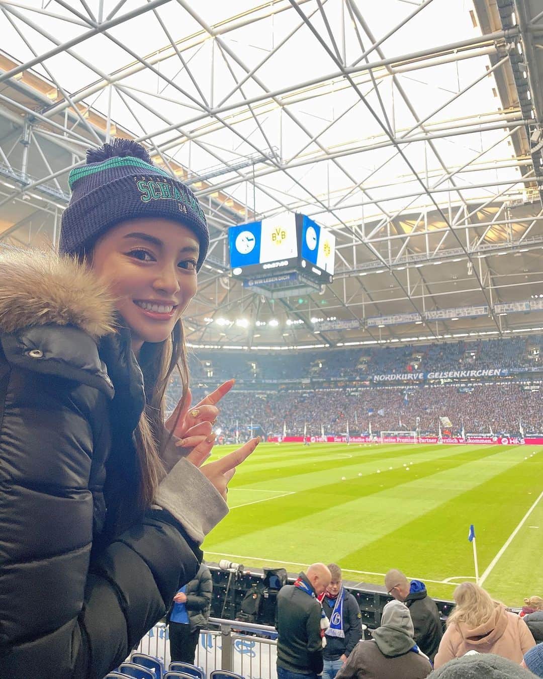 SHO-NOさんのインスタグラム写真 - (SHO-NOInstagram)「#schalke vs #dortmund  #ruhrderby #revierderby  🇩🇪🇩🇪🇩🇪🇩🇪🇩🇪🇩🇪🇩🇪 ⁡ 試合結果は2-2！ いままでヨーロッパの試合観戦運良くて、見に行くホームの試合全勝だったから、初の引き分け😭 けど、ドルトムント相手に引き分けは、シャルケにとってはかなり価値ある勝ち点じゃない！？！？ まじシャルケのVeltins-Arena⚽️雰囲気最高でした💙 スタジアムの構造上、声がかなり響くスタジアム！迫力ハンパないです！ 試合は、支配率やパス精度を見るとかなりドルトムント優勢かな？と思ったのですが、相手の些細なミスを見逃さずにチャンスに持っていくシャルケ！さすがでした……🔥 おもしろい試合でした🔥 そして吉田麻也選手が何度も相手のチャンスブロックしていて流石すぎました😭✨ ⁡ ⁡ #schalke04 #bvb #bvb09 #シャルケ #ドルトムント #VeltinsArena #Ruhrderby #Revierderby #⚽️ #ルールダービー #レヴィアダービー #dortmund #schalke #Bundesliga」3月13日 10時20分 - shono.contact