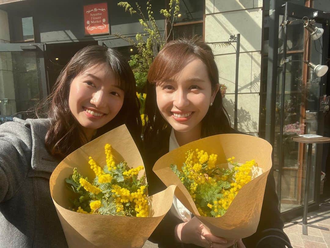吉村恵里子さんのインスタグラム写真 - (吉村恵里子Instagram)「・ こんにちは。 今日は雨ですね、風が強くて吹き飛ばされそうです🍃気温よりも寒く感じます。  さて先日、メグさんとランチをして そのあとミモザを買いに行きました🌼(二枚目)  部屋の中にお花があるだけで心が和みますし、癒されますね。可愛い。花瓶も購入したので定期的に買うのもいいなと思いました🌷  そして今日は確定申告を終わらせることができてホッとしています。笑 謎の達成感もあり、なんだか嬉しいです😂 何事も早め早めに取り掛からないとなぁと改めて思います笑」3月13日 11時12分 - yoshimura_eriko