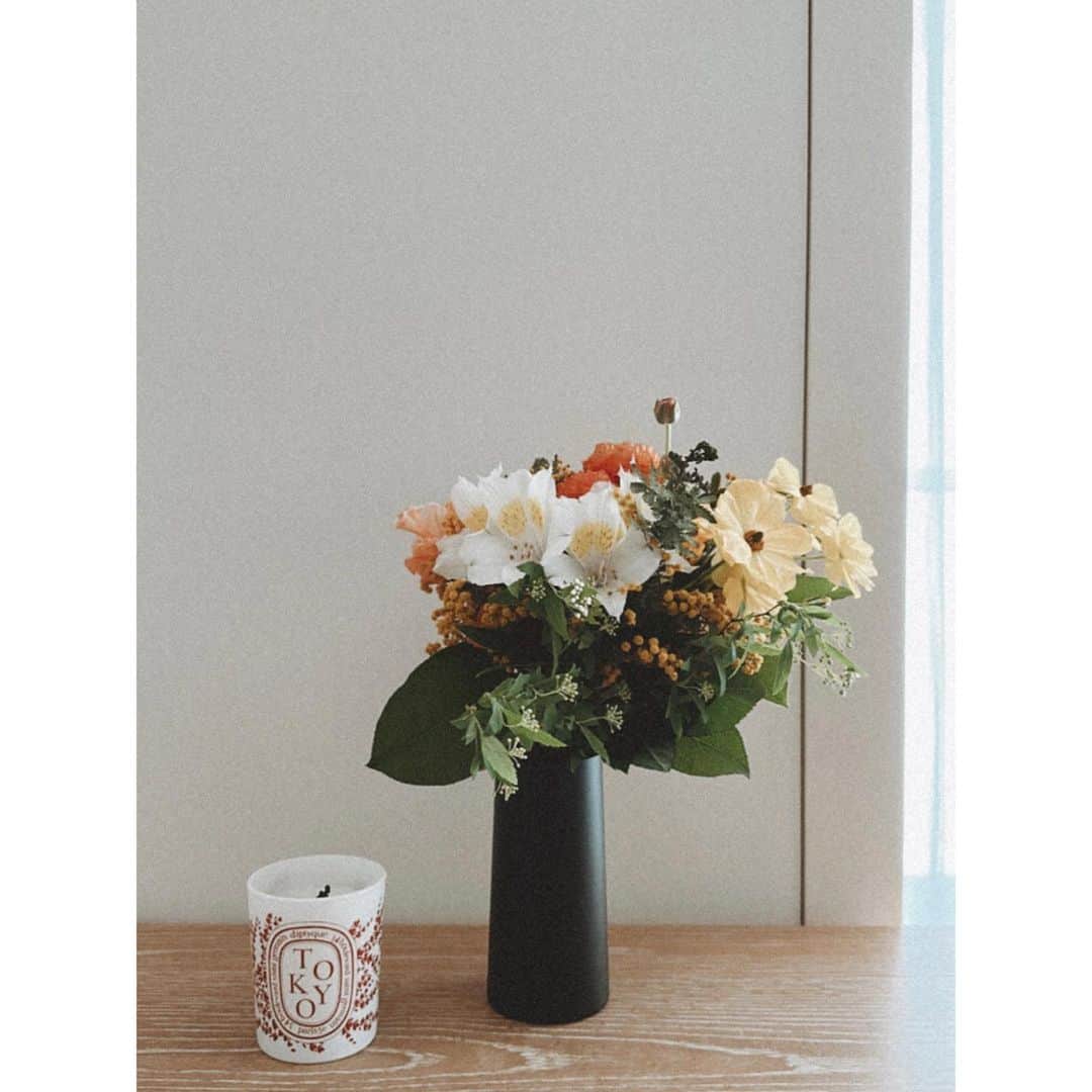 紗栄子さんのインスタグラム写真 - (紗栄子Instagram)「みなさんおはようございます🦩🫧  最近我が家にはいただいたお花がたくさん咲き誇っているので、お部屋で過ごす時間も色とりどりのお花たちに癒されております🌸♡.°🌼  そして最近のえいじとララは、お互いを受け入れだしたみたいで、えいじが起きるとララが教えてくれたりするようになりました🥰🤲🏻✨  近くで寄り添って寝ていることも🐶🐶💕  こんな毎日の幸せを丁寧に感じとって生きていきたい☺️🤲🏻🫧  今日はこのあと、えいじとララを連れて東京の病院へ行ってきます🐶🚗🫧  今週もみなさんにとってたくさんのHAPPYが訪れますよーに🥰🌸✨」3月13日 11時34分 - saekoofficial