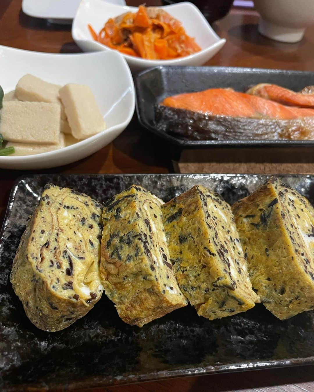 飯島直子さんのインスタグラム写真 - (飯島直子Instagram)「こんにちは^ - ^♪  やってきました月曜日(*´-`)  雨もふってきました＾＾ こんな日はキモチのんびり 過ごしたいです( ´ ▽ ` )  12日よるのへんじすこしと おもうことをすこし^ - ^  今日誕生日のひとおめでとう🎈  ５３才おめでとう♪  ともがんばれ！  みか、頑張れ！！  子供のころは習字をならってました(*^^*) まったく活かされてないですね ＾＾ 腱鞘炎の悪化！ どこでもカラダの一部分のいたみが続くとキモチまで落ちてしまいますよね(´･_･`)  まだ起きていない心配などせずに、 いまはしっかり休んで 治していってくださいね(*´-`)  カラダが元気になれば ヤル気も少しずつでてきます (*´∀｀*)  わたしはかおに似合わず クラッシックとかゆったりした 音楽すきです＾＾ キモチがおちつきます♪  内気、内向的、わたしもそうでした(*´ー｀*) いいじゃないですか！ それが個性です♡  今朝は姉がきていたので 奮発してシャケをだしました  ごはん(白米とローカット玄米)  味噌汁(ワカメ、タマネギ、エノキ、油あげ)  ニンジンツナ(残)  高野豆腐(残)  たまご焼き(白和えの素、白だしちょっと、ラカントシロップ)  納豆を食べたかったのですが 一つしかなかったので 姉にバレないよう隠しました ╰(*´︶`*)╯♡」3月13日 13時08分 - naoko_iijima_705_official