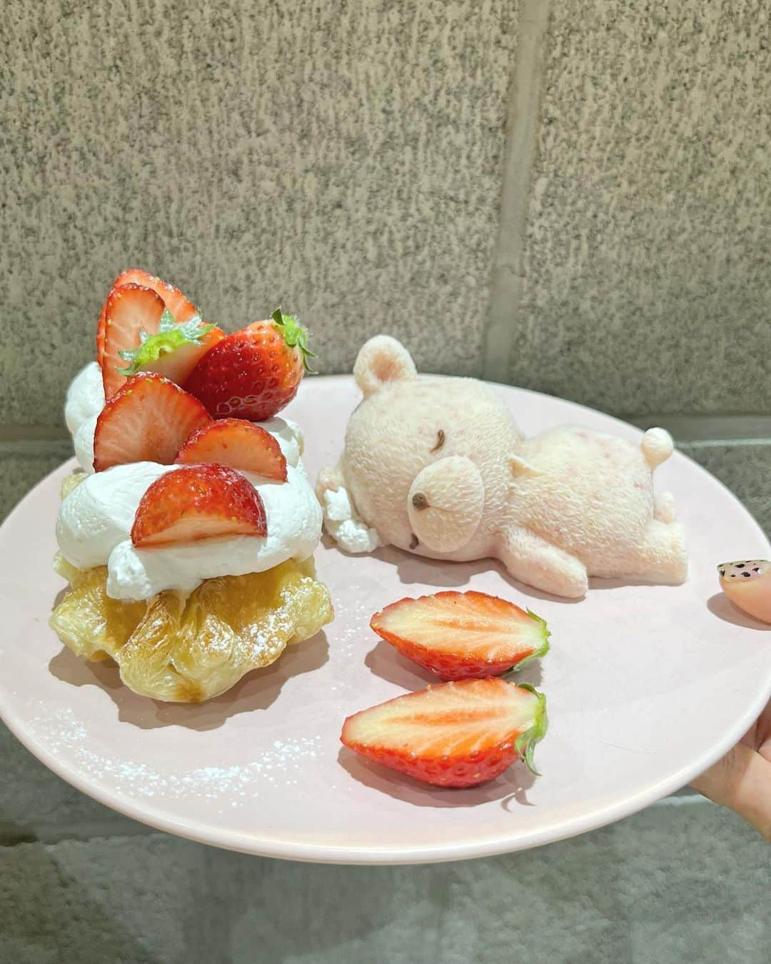 あいりさんのインスタグラム写真 - (あいりInstagram)「Cafe on🧸💗 新大久保ぶらぶらしてたら かわいいカフェみつけた👀💕 いちごづくし🍓 . . #新大久保カフェ #新大久保  #新大久保グルメ #東京 #東京グルメ  #東京カフェ #cafeon #クマ  #くま #クロッフル #カフェ巡り  #韓国カフェ #東京観光 #東京旅行  #グルメ女子 #グルメスタグラム  #instalike #instagood #followme」3月13日 18時12分 - gtamtgat