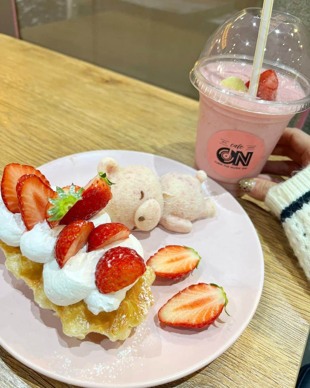 あいりさんのインスタグラム写真 - (あいりInstagram)「Cafe on🧸💗 新大久保ぶらぶらしてたら かわいいカフェみつけた👀💕 いちごづくし🍓 . . #新大久保カフェ #新大久保  #新大久保グルメ #東京 #東京グルメ  #東京カフェ #cafeon #クマ  #くま #クロッフル #カフェ巡り  #韓国カフェ #東京観光 #東京旅行  #グルメ女子 #グルメスタグラム  #instalike #instagood #followme」3月13日 18時12分 - gtamtgat