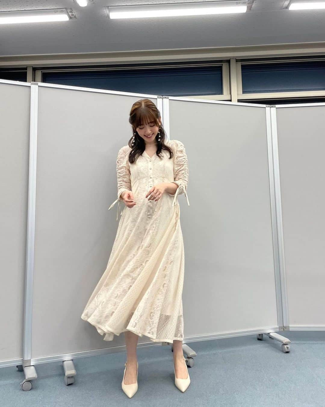 鈴木愛理さんのインスタグラム写真 - (鈴木愛理Instagram)「✴︎  毎日あたたかい〜と思っていたけど 今日寒くないですか！！！！！🙃 気候不安定ですが、体調とメンタル崩さぬよう毎日お過ごしくださいね🫶 ⁡ 深呼吸〜深呼吸〜🌱 ⁡ #最近の衣装たち 載せます！ ⁡ 🦅 #LIVESDD2023 blouse @garo._n.k bustier @mmu_ka_ accessory @abiste_official #初の大阪城ホール #ライブも朗読もあってドキドキだった日 #落ち着いてるけど華のある衣装が #背中を押してくれました☺︎ ⁡ 🦚#クラシックTV one-piece @corcovado_official earring @loni_jewelry_ ring  @e.m.__official pumps @charleskeith_jp #春香クリスティーン さん #神尾真由子 さん ⁡ 🕊️ #カレンダー発売イベント one-piece @snidel_official」3月13日 18時13分 - airisuzuki_official_uf