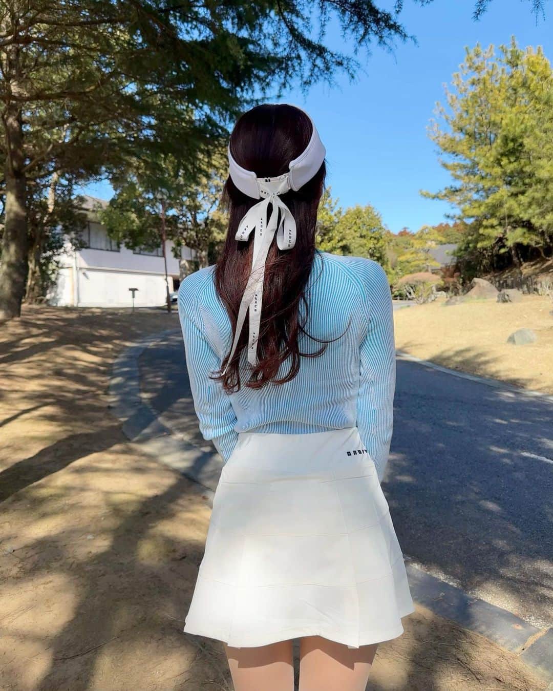 MAYUさんのインスタグラム写真 - (MAYUInstagram)「. 土曜日にゴルフ行ったんだけど とっても気持ちのいい日だったよ〜⛳️🤍💙 . まわりには半袖でやってる人もいた🏌️‍♀️ 私は寒がりなので、中にヒートテック着て長袖着て丁度良いくらいだった！☺️ . ウェアは @onoff.golfwear  爽やかブルーがとってもかわいい💙 トップスのボタンもオノフのマークになってるの！ バイザーには長めのロゴリボンがついててお気に入り🤍✨ . . #ゴルフ女子#ゴルフ#ゴルフウェア#ゴルフコーデ#ゴルフファッション#オノフ#オノフゴルフ#白鳳カントリー倶楽部#golf#golfswing#golfwear#golflife#golfaddict#golfstagram#golfcourse#golfclub#golfday#golfgirl#onoff#onoffgolf#온오프#골프#골프스타그램#골프패션#골프웨어#골프스윙#골프레슨」3月13日 18時30分 - mayu.kina_golf