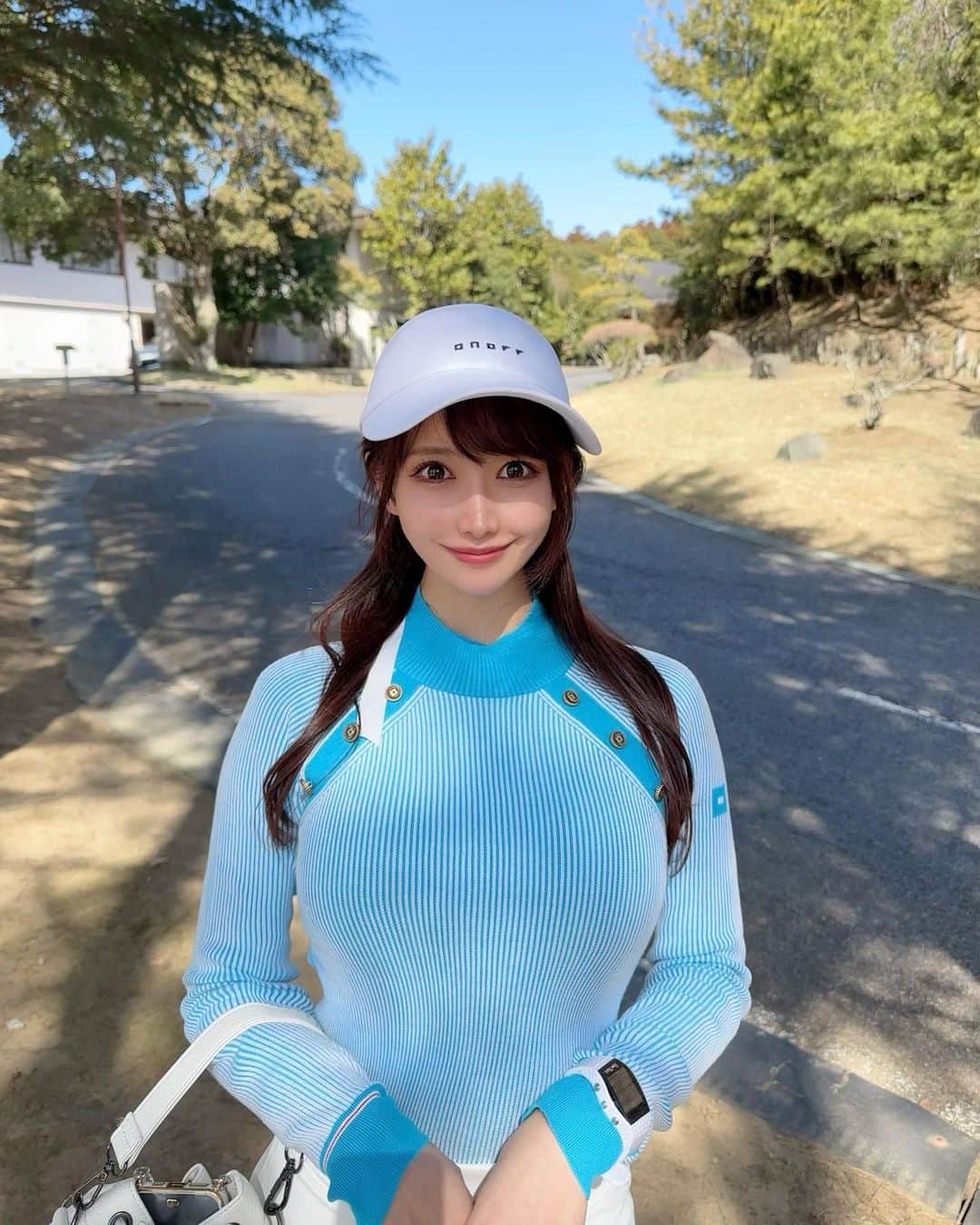 MAYUさんのインスタグラム写真 - (MAYUInstagram)「. 土曜日にゴルフ行ったんだけど とっても気持ちのいい日だったよ〜⛳️🤍💙 . まわりには半袖でやってる人もいた🏌️‍♀️ 私は寒がりなので、中にヒートテック着て長袖着て丁度良いくらいだった！☺️ . ウェアは @onoff.golfwear  爽やかブルーがとってもかわいい💙 トップスのボタンもオノフのマークになってるの！ バイザーには長めのロゴリボンがついててお気に入り🤍✨ . . #ゴルフ女子#ゴルフ#ゴルフウェア#ゴルフコーデ#ゴルフファッション#オノフ#オノフゴルフ#白鳳カントリー倶楽部#golf#golfswing#golfwear#golflife#golfaddict#golfstagram#golfcourse#golfclub#golfday#golfgirl#onoff#onoffgolf#온오프#골프#골프스타그램#골프패션#골프웨어#골프스윙#골프레슨」3月13日 18時30分 - mayu.kina_golf