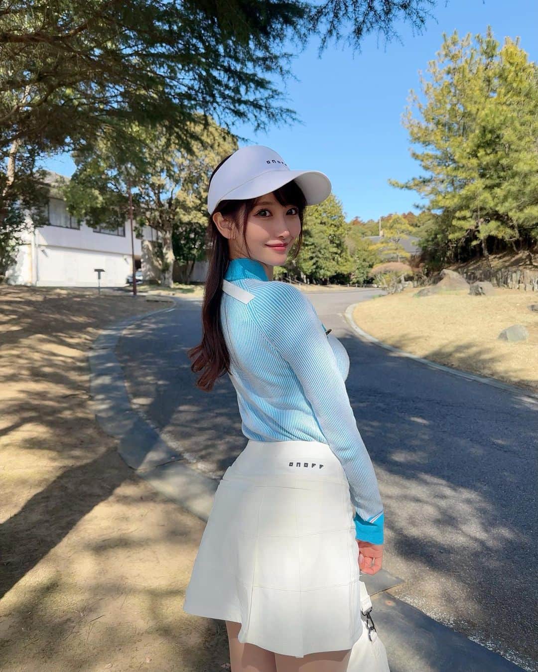 MAYUさんのインスタグラム写真 - (MAYUInstagram)「. 土曜日にゴルフ行ったんだけど とっても気持ちのいい日だったよ〜⛳️🤍💙 . まわりには半袖でやってる人もいた🏌️‍♀️ 私は寒がりなので、中にヒートテック着て長袖着て丁度良いくらいだった！☺️ . ウェアは @onoff.golfwear  爽やかブルーがとってもかわいい💙 トップスのボタンもオノフのマークになってるの！ バイザーには長めのロゴリボンがついててお気に入り🤍✨ . . #ゴルフ女子#ゴルフ#ゴルフウェア#ゴルフコーデ#ゴルフファッション#オノフ#オノフゴルフ#白鳳カントリー倶楽部#golf#golfswing#golfwear#golflife#golfaddict#golfstagram#golfcourse#golfclub#golfday#golfgirl#onoff#onoffgolf#온오프#골프#골프스타그램#골프패션#골프웨어#골프스윙#골프레슨」3月13日 18時30分 - mayu.kina_golf
