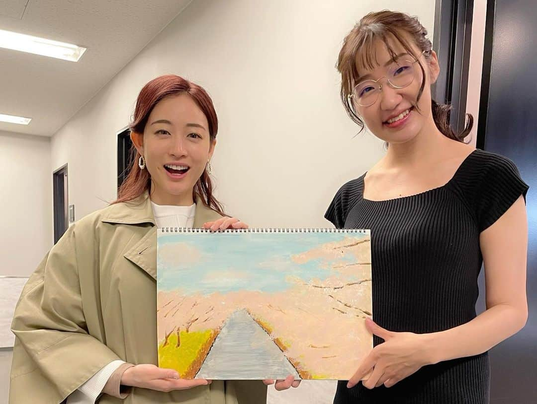 新井恵理那さんのインスタグラム写真 - (新井恵理那Instagram)「美術の三谷先生に厳しく指導してもらってます☆…って感じの画像を撮っていた先々週( ^ω^ )笑 衣装が美術の先生と生徒っぽいね、という世間話から発展し、背景にまでこだわってすこし移動までしてくださった三谷さんでした(^O^)  そして先週はアクリル絵の具で桜の絵を描いたのですが、一捻りが足りないと先生たちからは辛口コメント!(=´∀｀) わたしの内なるメッセージは伝わらなかったそうです(ノ_＜)くぅ  久々のご登場、黄さんだけが褒めてくれました(o^^o)♪笑  1時間の戦い、来週もがんばりますーーー(^-^)v  #情報7daysニュースキャスター #新井恵理那のweatherニュースキャスター #桜 #三谷幸喜 #黄未来 #新井恵理那 #centforce」3月13日 18時47分 - elina_arai