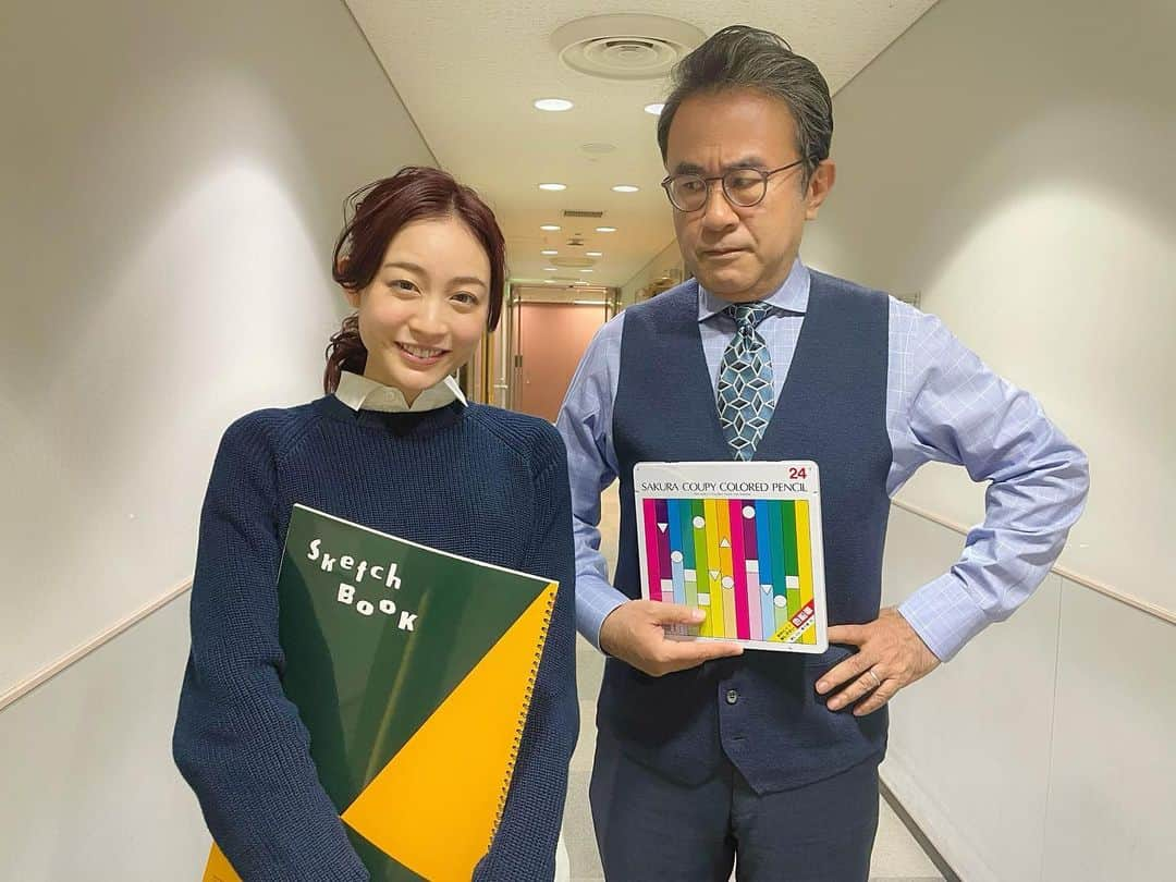 新井恵理那さんのインスタグラム写真 - (新井恵理那Instagram)「美術の三谷先生に厳しく指導してもらってます☆…って感じの画像を撮っていた先々週( ^ω^ )笑 衣装が美術の先生と生徒っぽいね、という世間話から発展し、背景にまでこだわってすこし移動までしてくださった三谷さんでした(^O^)  そして先週はアクリル絵の具で桜の絵を描いたのですが、一捻りが足りないと先生たちからは辛口コメント!(=´∀｀) わたしの内なるメッセージは伝わらなかったそうです(ノ_＜)くぅ  久々のご登場、黄さんだけが褒めてくれました(o^^o)♪笑  1時間の戦い、来週もがんばりますーーー(^-^)v  #情報7daysニュースキャスター #新井恵理那のweatherニュースキャスター #桜 #三谷幸喜 #黄未来 #新井恵理那 #centforce」3月13日 18時47分 - elina_arai