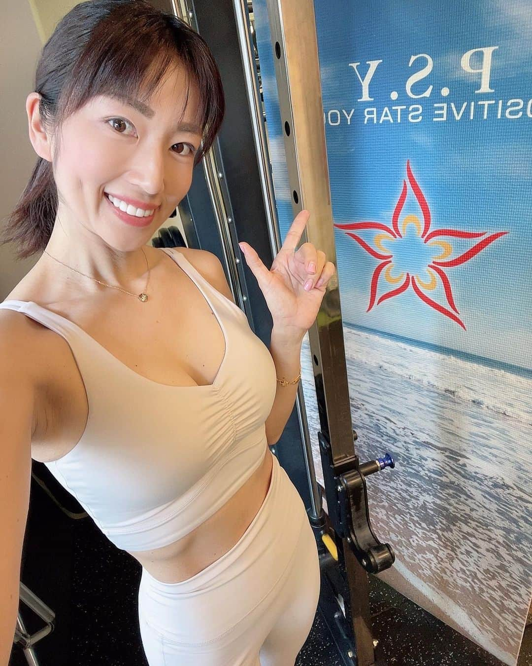 庄司ゆうこさんのインスタグラム写真 - (庄司ゆうこInstagram)「@veroman.fit のヨガウェア🧡 ここのヨガウェアが大好きで色んな種類持ってるよー✨ このウェアはボトムスが後ろ姿リボンになっているのが可愛くてお気に入り❣️ 着心地も抜群にいいから、フィットネス女子たちにはオススメだよ🧡 この日のトレーニングは上半身とお腹メインにやってもらいました☺️ #ヨガウェア#フィットネス女子 #フィットネス#トレーニングウェア#筋トレ#筋トレ女子#トレーニング#トレーニングウェア#筋トレ動画」3月13日 19時12分 - yuko.shoji