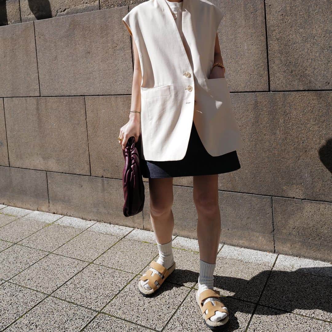 正中雅子さんのインスタグラム写真 - (正中雅子Instagram)「いっつもベストはパンツと合わせる派だけど 今年はミニとのバランスも好き🫶  真夏もこんな合わせも好きだけど 今の季節限定の靴下合わせも楽しみたい🧦  #MACHATT #masaco服」3月13日 20時02分 - masacoshonaka