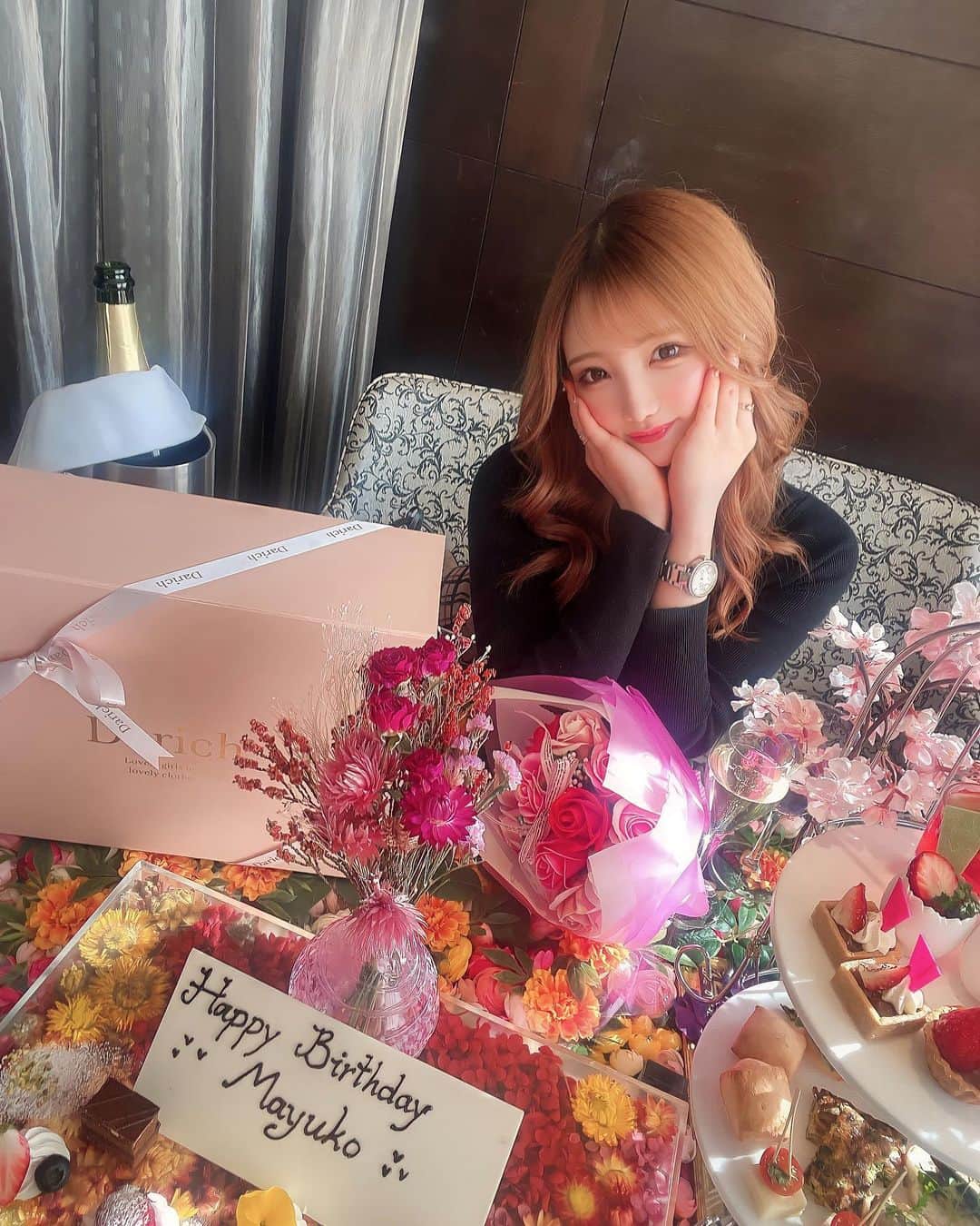 まゆぴちゅーさんのインスタグラム写真 - (まゆぴちゅーInstagram)「素敵なお誕生日お祝い🥺🫶🏻💓  この間、大好きなとみちゃん @tomimama1116 が 行ってみたかった渋谷のレギャン東京で、 私のお誕生日お祝いをしてくれました🥲💗💗  @legiantokyo のアフヌン🫖と ここのお花のテーブル可愛すぎん！？🥺💐❤︎  可愛くてしかもアフヌンも美味しかった🙈🍓💓  そしてとみちゃんが誕生日プレゼントに、 まゆの大好きなブランドのDarichの 可愛いiPhoneケースと可愛いカチューシャを くれたのです😭😭❤️‍🔥❤️‍🔥❤️‍🔥💗💗💗  嬉しすぎる🥹❤︎  しかも待ち合わせ場所に会った瞬間に まゆっぽいって買ってくれた枯れないお花の 可愛い花束までくれて…💐🥲💓💓  昼からシャンパンなんかも頂いて…🥺🍾✨笑  幸せすぎました😭😭💓💓💓  とみちゃんありがとうございます🥹💋❤︎  ※プレートの名前“まゆこ”になってるのは、 何故かトミちゃんだけはまゆこと呼ぶからです🙈笑  ほーんと大好きですありがとうございます😢💗💗  フォロワーの皆様も、 誕生日の際たくさんコメントなど ありがとうございます😭😭💛💛  3月のこの時だけはお姫様気分になれるね幸せ👸🎀 . . . #渋谷カフェ #渋谷ランチ #レギャン東京 #レギャントーキョー #legiantokyo #渋谷アフタヌーンティー #アフタヌーンティー #アフタヌーンティー巡り #アフヌン #darich #カチューシャコーデ #誕生日サプライズ #誕生日プレート #誕生日祝い #thankyou #🌹」3月13日 20時09分 - mayu_03pichu