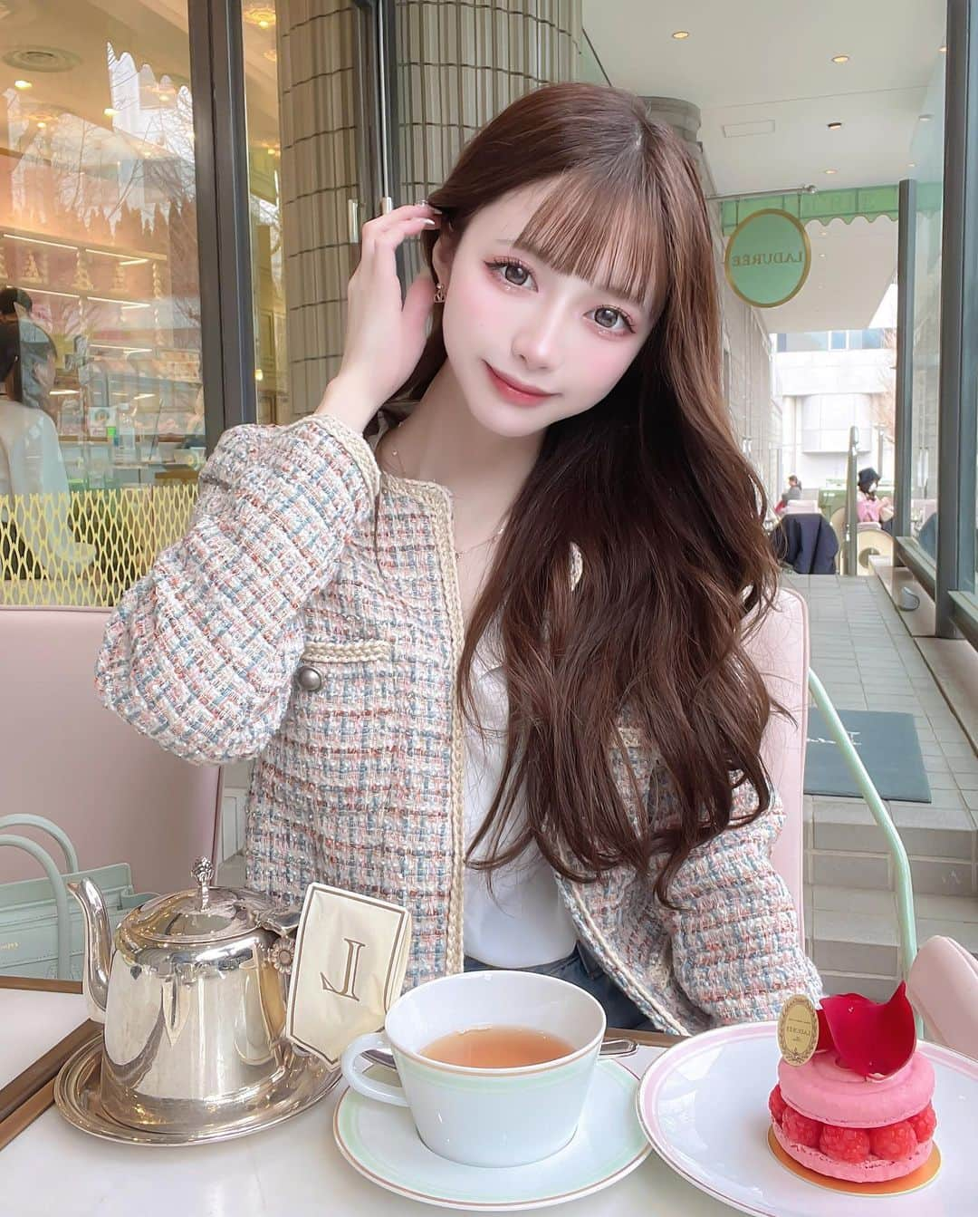 あやちゃんさんのインスタグラム写真 - (あやちゃんInstagram)「テラスでカフェ☕✧💞 やっと暖かくなってきて嬉しい🌸 ここ3月で閉店しちゃうの悲しいよー😭  #ラデュレ渋谷松濤店 #ラデュレカフェ #ラデュレマカロン #ラデュレ #マカロンケーキ #マカロン専門店 #渋谷グルメ #渋谷ランチ #渋谷カフェ #渋谷 #韓国ファッション #韓国コーデ #韓国ヘア #ツイードジャケット #デニムコーデ #春コーデ #春服コーデ」3月13日 20時28分 - aya.you.love.r