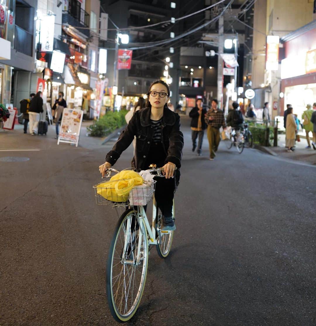 高山都さんのインスタグラム写真 - (高山都Instagram)「王将スタイル🚲 自転車で近所に出かけるのがけっこー好きです。 📸 @tatsuroyasui 餃子🥟おばさん😏」3月13日 20時56分 - miyare38