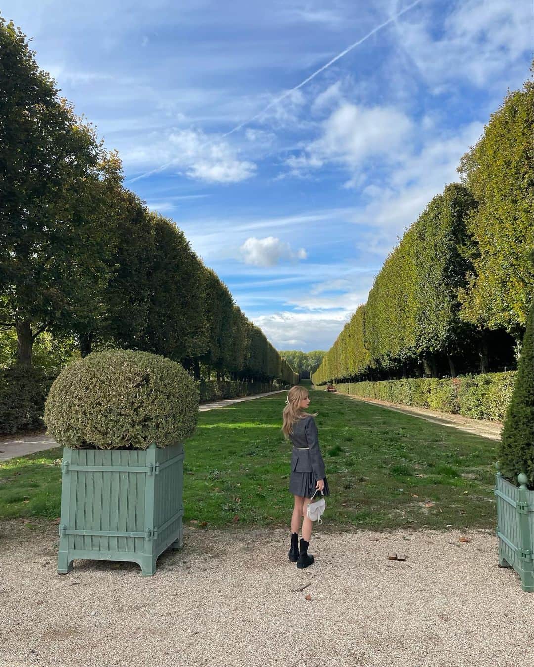 MIRIさんのインスタグラム写真 - (MIRIInstagram)「🌳ヴェルサイユ庭園🌳  この左右対称さ、、これやれちゃうって凄過ぎたよね  まさにフランス式庭園である  #france  #jardindeversailles  #ChateaudeVersailles #symmetry  #シンメトリー  #ルイ14世 #バロック #庭園 #朕は国家なり  #ヴェルサイユ庭園 #フランス #ヴェルサイユ宮殿  #ラグランコントワール  #エレル #フレンチ #ランチ #バター芸人 #フランス旅行 #フランス料理」3月13日 20時59分 - miri.o3