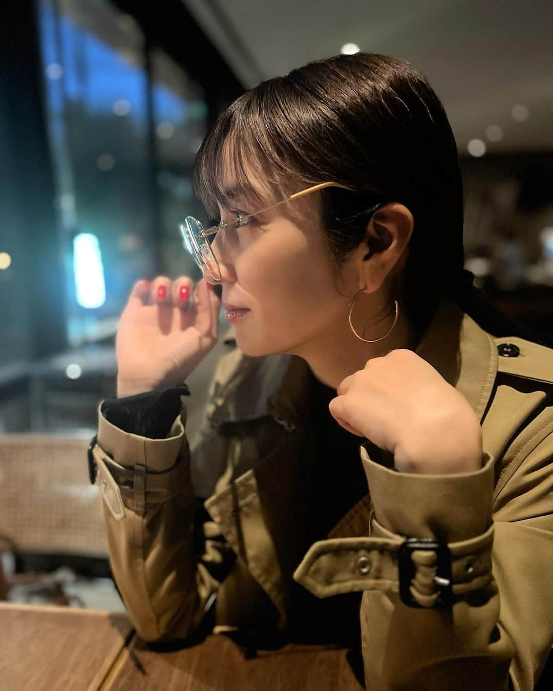 矢田亜希子さんのインスタグラム写真 - (矢田亜希子Instagram)「愛しの、のりがこれでもかというほど私を撮ってくれましたww #のり🫶#love#どんだけ撮ったか#載せきれませんが#喋りすぎて外が暗くなっていました#笑いすぎて皺#伊達眼鏡#視力は変わらず良い#uvカットレンズ」3月13日 21時01分 - akiko_yada