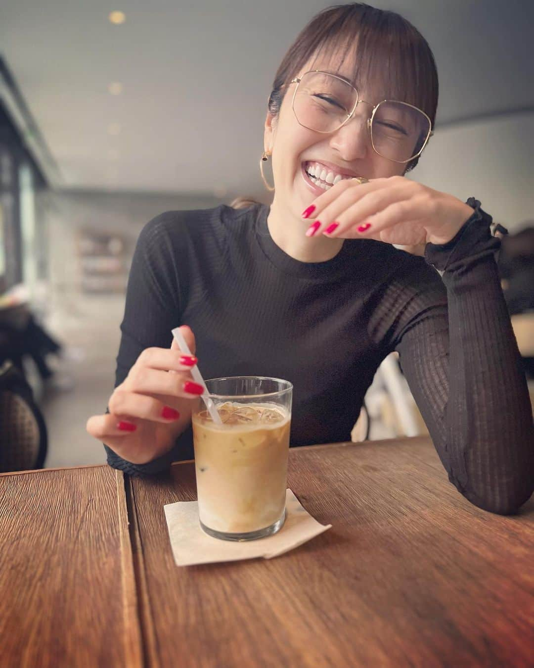 矢田亜希子さんのインスタグラム写真 - (矢田亜希子Instagram)「愛しの、のりがこれでもかというほど私を撮ってくれましたww #のり🫶#love#どんだけ撮ったか#載せきれませんが#喋りすぎて外が暗くなっていました#笑いすぎて皺#伊達眼鏡#視力は変わらず良い#uvカットレンズ」3月13日 21時01分 - akiko_yada