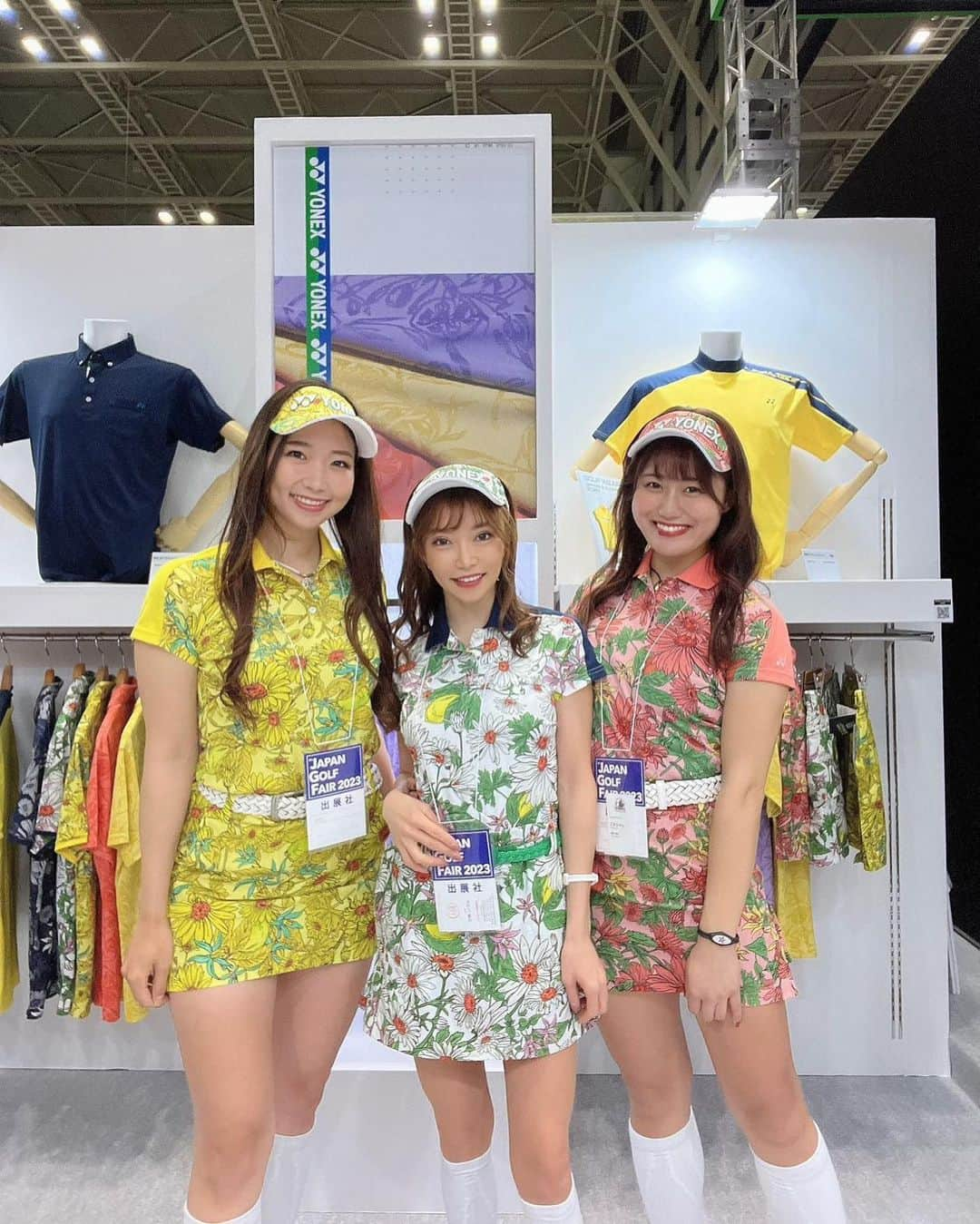 江原詩織さんのインスタグラム写真 - (江原詩織Instagram)「初めてのJapanGolfFair 🏌️‍♀️✨  @yonex_jp さんに貴重な機会をいただきYonexのGolfラインをPRするお手伝いをさせていただきました⛳️  普段ライヴとかも行かないので、大きな会場や大きなイベントに緊張しっぱなしでしたが @gomachan.dayo と @izumingolf のお陰で楽しく最後まで笑顔でやり抜けましたっ🤗  初めましての人や久しぶりの人、有名な人やお友達、馴染みの顔🥸♡  色んな人に会えたしはじめての経験ができてとても楽しかったです(๑ˊᗜˋ๑)  微力ながらこれからもYonex Golfの良さはもちろん、ゴルフの楽しさや魅力を伝えていきたいと思いますっ✊❣️  ストーリーに載せきれなかったシリーズを◟̆◞̆⭐️  PR  @yonex_jp  @yonex_golf  #yonex #yonexgolf  #jgf #japangolffair  #ジャパンゴルフフェア #ジャパンゴルフフェア2023  #ゴルフウェア #ゴルフコーデ #ゴルフ部 #ゴルフ上手くなりたい #ゴルフ好きとつながりたい #女子旅行 #golfswing #女子ゴルフ #ゴルフ女子 #ゴルフ男子 #ゴルファー #golfrange #golflife #golfer #golf #골프 #กอล์ฟ #高尔夫球#golfstag」3月13日 22時13分 - shiori__golf