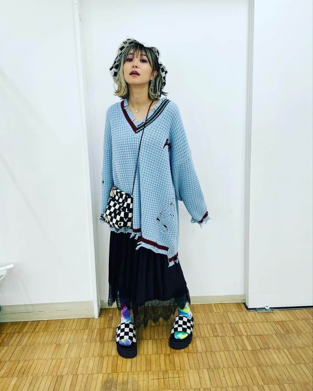 LiSAさんのインスタグラム写真 - (LiSAInstagram)「そろそろニットもラストかな🧶 このニット今年たくさん着たな☻ 今日もお疲れ様でした☻ 冬のお洋服たちおせわになりました⛄️  #ROYバック早速届いてるって聞いた #ハットは第二弾で先行予約始まりました #サンダルはみきてぃさんにお誕生日プレゼントでいただいたチェッカー」3月14日 0時02分 - xlisa_olivex