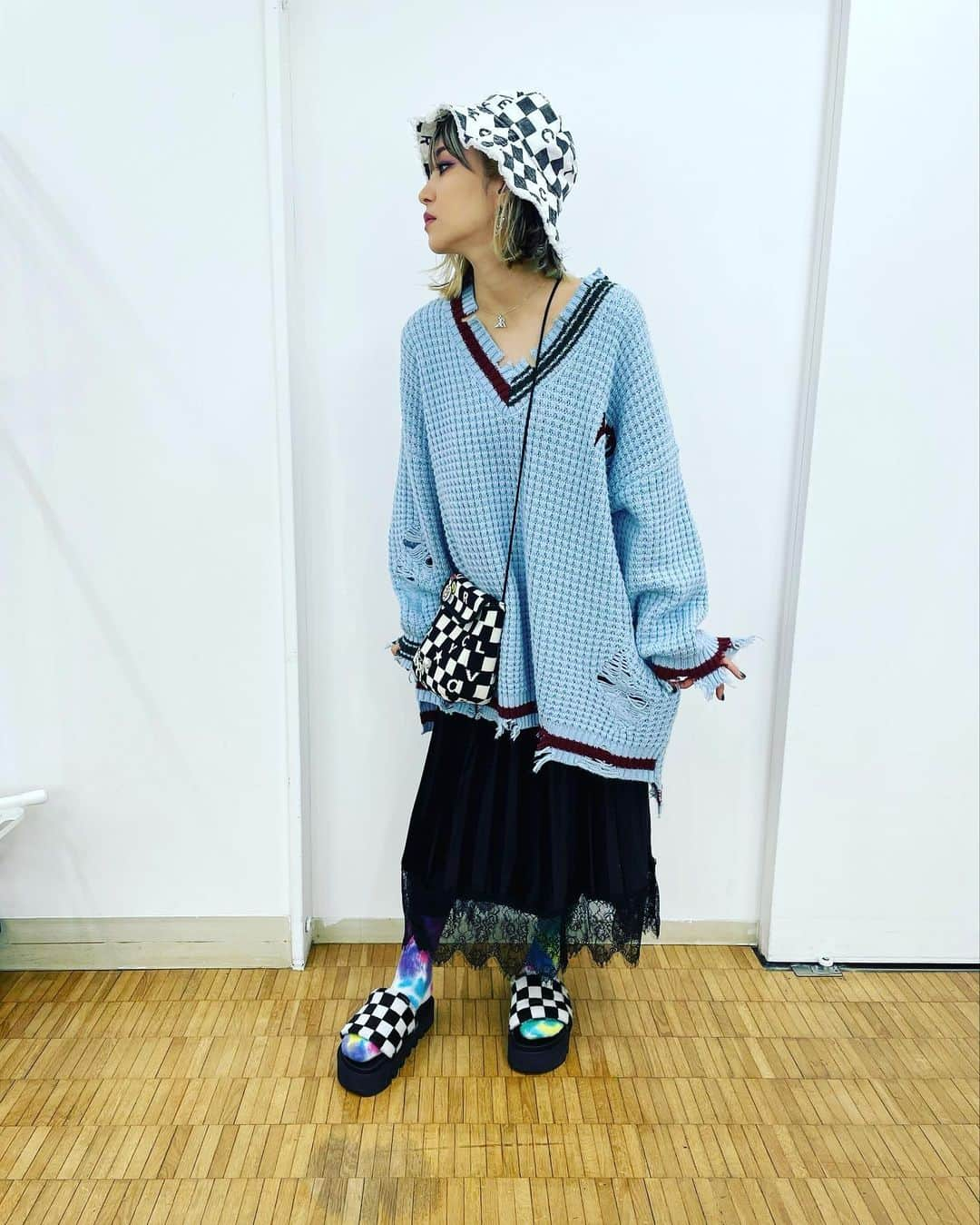 LiSAさんのインスタグラム写真 - (LiSAInstagram)「そろそろニットもラストかな🧶 このニット今年たくさん着たな☻ 今日もお疲れ様でした☻ 冬のお洋服たちおせわになりました⛄️  #ROYバック早速届いてるって聞いた #ハットは第二弾で先行予約始まりました #サンダルはみきてぃさんにお誕生日プレゼントでいただいたチェッカー」3月14日 0時02分 - xlisa_olivex