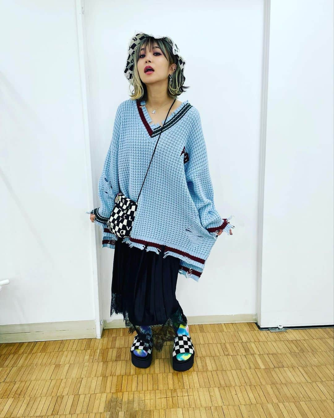 LiSAさんのインスタグラム写真 - (LiSAInstagram)「そろそろニットもラストかな🧶 このニット今年たくさん着たな☻ 今日もお疲れ様でした☻ 冬のお洋服たちおせわになりました⛄️  #ROYバック早速届いてるって聞いた #ハットは第二弾で先行予約始まりました #サンダルはみきてぃさんにお誕生日プレゼントでいただいたチェッカー」3月14日 0時02分 - xlisa_olivex