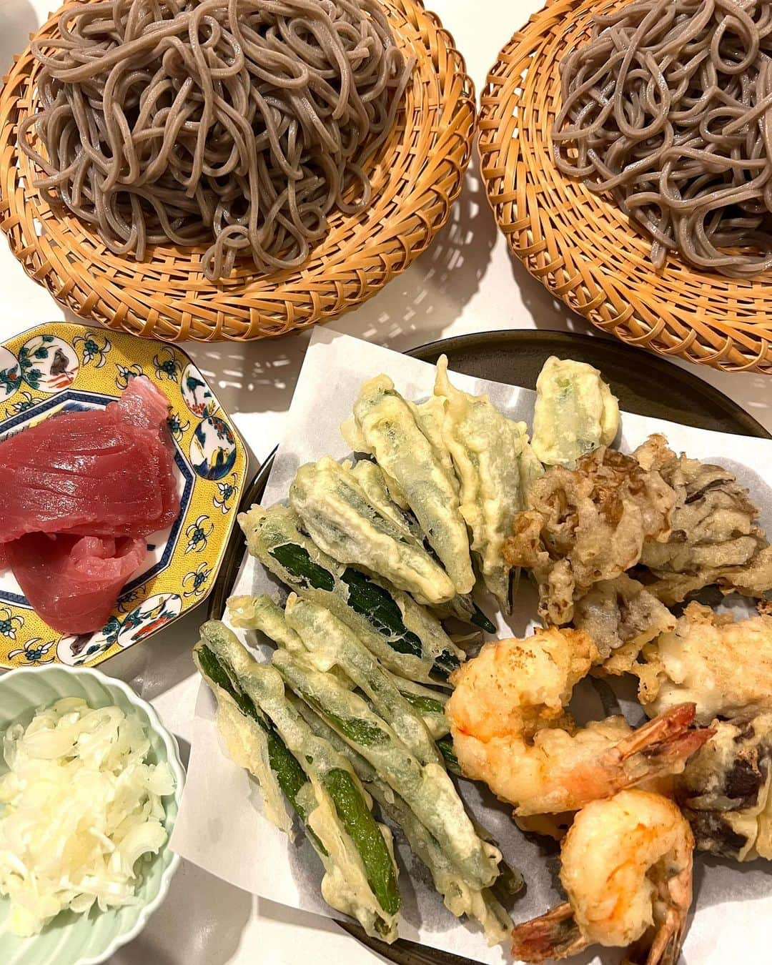 甘糟記子さんのインスタグラム写真 - (甘糟記子Instagram)「先日の夕飯(o^^o)  ひろこちゃんにお土産でもらった生蕎麦があったので、久しぶりに天ぷらと蕎麦！  あとオオゼキ寄ったのでマグロのお刺身。  暑い日が増えてくると素麺とかお蕎麦も増えるんだけど、寒い季節はあまり作らないかな？ そんなんで子供達大喜びで蕎麦足りず、このあと素麺も茹でました（笑）  毎日はキツイけど、たまに食べると最高だよね〜  って言ってたけど、毎日作った事ありませんからね（笑）  2枚目はまたまた注文していたふるさと納税のりんご(๑>◡<๑)  3キロくらいが食べ切るのにちょうどいいと分かってきたので、最近は3キロで8000円くらいのものをリンゴが無くなると注文してます(o^^o)  3枚目の写真はかよちゃんの娘ちゃんのあいりがブラジルに行っていたのでお土産もらったよ╰(*´︶`*)╯♡  @kayo_unicorno   可愛いハワイアナスのサンダルにアサイの石鹸とボディクリーム！  重たいのに沢山ありがとう！  今年の夏にさっそく活躍しそうです\(//∇//)\ 嬉しいな(๑>◡<๑)  最後の一枚はおまけで、あいりにもらった姫の誕生日プレゼントで早速バッチを作り付けてた2人。 この夜バッチを服に付けたまま洗濯機に入れて、めっちゃ怒られた息子殿（笑） 男子あるあるです  #甘糟ご飯#夕飯#家ご飯#蕎麦#ふるさと納税#りんご#湯沢#ブラジル土産#ありがとう#感謝#嬉しい」3月14日 6時16分 - norihey924