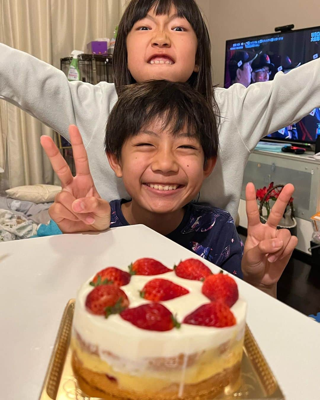 甘糟記子さんのインスタグラム写真 - (甘糟記子Instagram)「土曜日はチビ達料理教室も行ってきました\(//∇//)\  今月はこのケーキを作ってきたよ！ ヨーグルトも使ったさっぱりとしたムースがうえにのっています(o^^o)  2人分なのでケーキも2台持ち帰り（笑） １つは夕食後みんなで食べて、もう１つは実家に持って行きました(≧∀≦)  料理教室で作ったからと言って、はい家でもやって、というのは無理な話で、、、  でもまあ楽しんで、自分たちで作ったという満足感が良いみたいです(^_−)−☆  私も美味しくいただきました(๑>◡<๑)  #習い事#息子殿姫#息子殿#姫#料理教室#キッズ」3月14日 6時23分 - norihey924