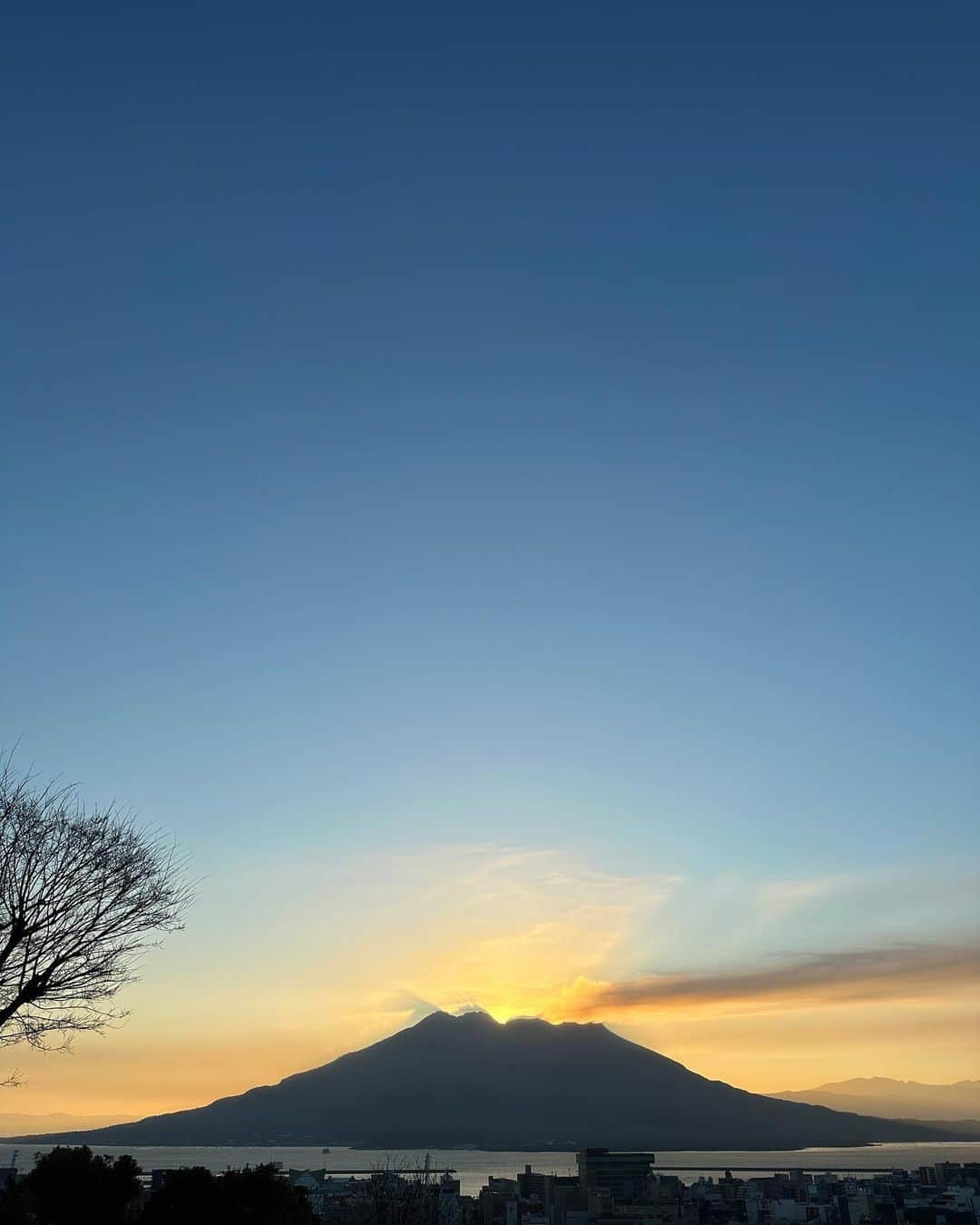 masakiさんのインスタグラム写真 - (masakiInstagram)「tue.14 Mar.2023 かごんまからおはよう山 桜島の朝日をみて 思わずうるうる ご褒美いただいたようで 日々感謝です♡  さて今日から一週間、 鹿児島山形屋1号館1F stage101にて HUG Ō WäR + Cloth&Cross  Pop-up storeがはじまります！ かわいい新作と共にマネキンマサコは 16:00ぐらいまで。 世はホワイトディー クッキー缶も並びますよ♡  朝日浴びながらさつま乃湯露天風呂につかって 鯛茶漬けも食べたし準備万全！ では会場でお待ちしてますー♡」3月14日 8時37分 - mogurapicassowols