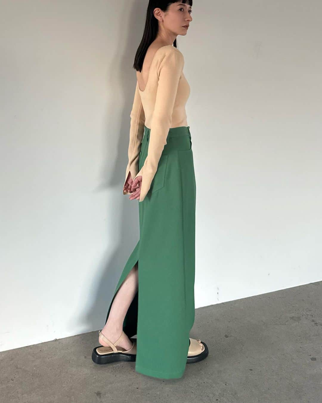 松本恵奈さんのインスタグラム写真 - (松本恵奈Instagram)「おはようございます⚪️私が今期一番お気に入りのスカートのご紹介です。CLANEの定番でもあるベーシックフレアPTをスカートバージョンで作ってみました！ モードでカジュアルなツイル生地を使用したストレートロングスカートでウエストは今期気分なローウエストにしています。 日本の素材を使用した、少し艶のある糸でカジュアルすぎない大人な印象に仕上がります。チラッと見える脚が女性らしい、後ろのロングスリットもポイントです。あえてディテールを削ぎ落としたシンプルなデザインなので、様々なトップスと合わせやすいボトムです。 シワになりにくい素材を使用しており、裏地付きなので透けを気にせずご着用いただけます。 このスカートも2色買う予定です♡  #CLANE #23ss #clane23ss2ndpreorder #先行予約会」3月14日 9時08分 - ena1123