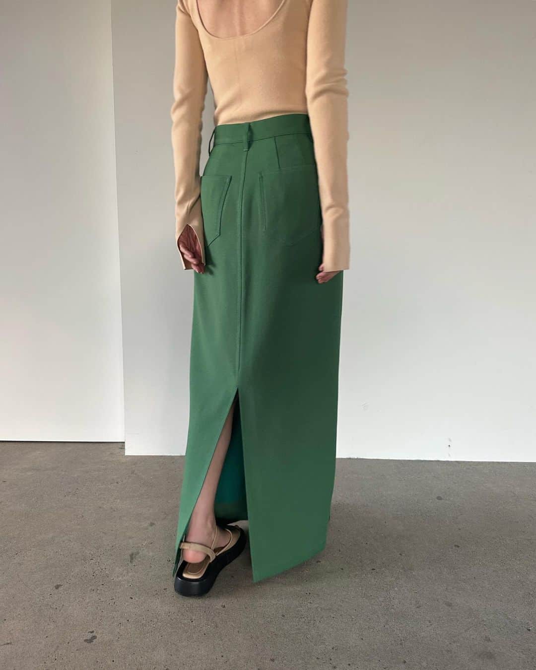 松本恵奈さんのインスタグラム写真 - (松本恵奈Instagram)「おはようございます⚪️私が今期一番お気に入りのスカートのご紹介です。CLANEの定番でもあるベーシックフレアPTをスカートバージョンで作ってみました！ モードでカジュアルなツイル生地を使用したストレートロングスカートでウエストは今期気分なローウエストにしています。 日本の素材を使用した、少し艶のある糸でカジュアルすぎない大人な印象に仕上がります。チラッと見える脚が女性らしい、後ろのロングスリットもポイントです。あえてディテールを削ぎ落としたシンプルなデザインなので、様々なトップスと合わせやすいボトムです。 シワになりにくい素材を使用しており、裏地付きなので透けを気にせずご着用いただけます。 このスカートも2色買う予定です♡  #CLANE #23ss #clane23ss2ndpreorder #先行予約会」3月14日 9時08分 - ena1123