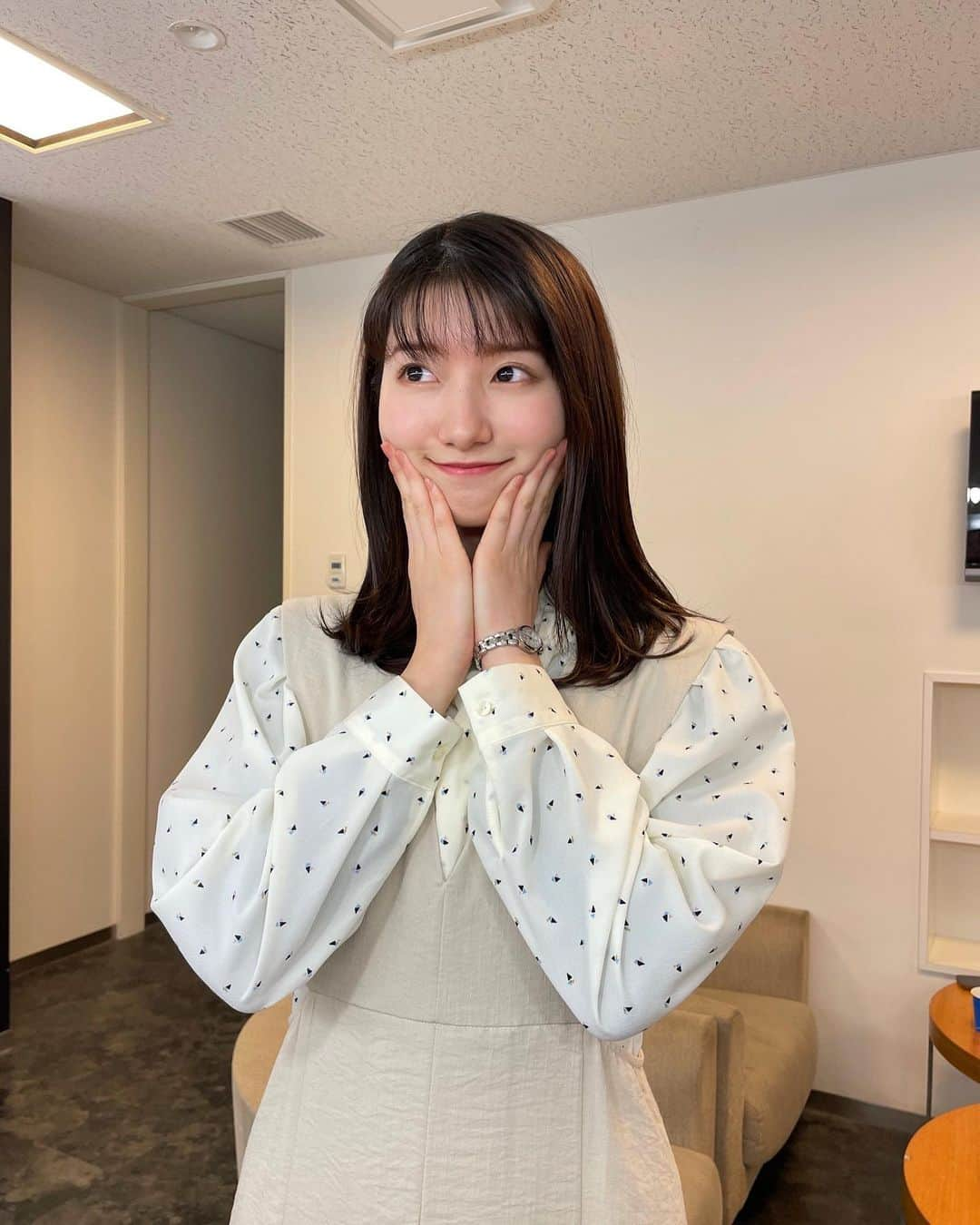 吉村恵里子さんのインスタグラム写真 - (吉村恵里子Instagram)「・ おはようございます。 月火の衣装です、ほんといつも素敵な柄や色で毎日の楽しみです🌸  衣装写真はいつも千葉さんが撮ってくださっています😊お上手なんです。  さて昨日は雨で、今日はぐっと冷え込んでますね。  深夜に出社するため、日中のことをあまり深く考えずに家を出て、服装や天気で失敗したことが何度かあります😅  今日も会社の外に出てびっくり。春よ何処へ〜」3月14日 9時51分 - yoshimura_eriko