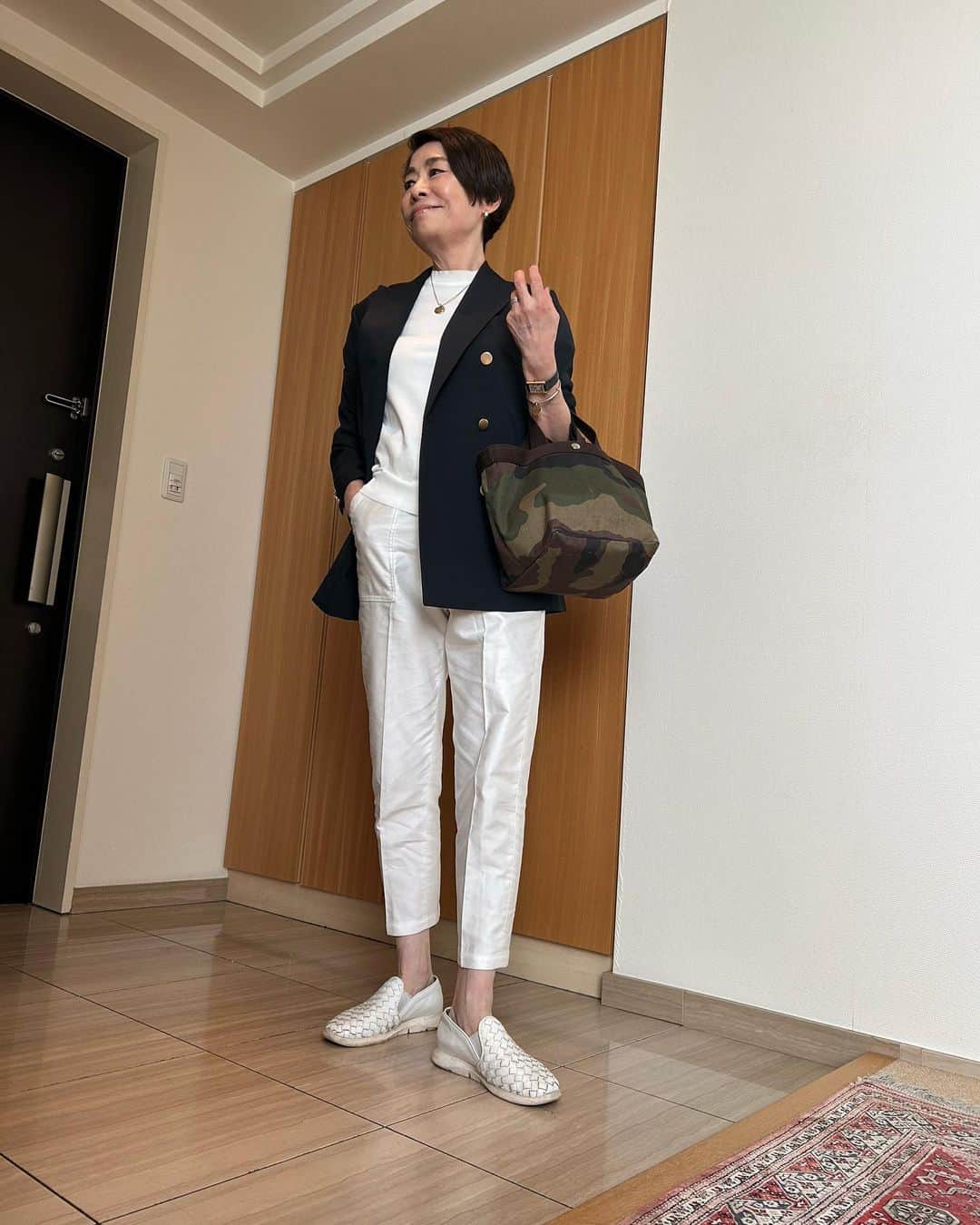 安藤優子さんのインスタグラム写真 - (安藤優子Instagram)「出かけます‼️  本日は所用にて出かけます。  白のベイカーパンツに白トップスに、紺ブレのコーディネートです。  こういうコーデは一番落ち着くかもです。  ファッションチェック担当リンは、事務所スタッフと女子会留守番です。  #フレンチブルドッグ  #安藤優子」3月14日 11時27分 - yukoando0203