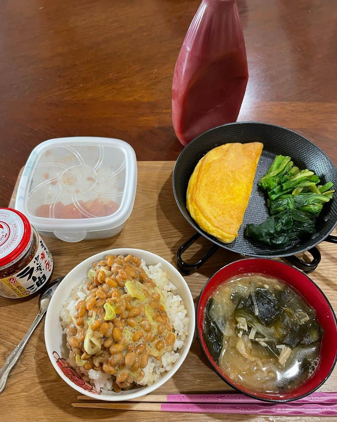 飯島直子さんのインスタグラム写真 - (飯島直子Instagram)「こんにちは^ - ^♪  朝はさむかったですが 晴れてきました( ´ ▽ ` )  １３日のへんじすこしと おもうことすこし(*´-`)  ５３才初ピアスいいですね 気分も上がりますよ♪  花菜おめでとう🎈  勇成頑張れ！  語りましょう！！  お香は玄関そうじをしたあと 毎日たきます^ - ^  ぎっくり腰！あります 翌日がDAISUKIの収録で 大変でした＾＾  久々の出社！頑張ってきてね！  0912tomo2018 どんなに気をつけていても 人間も動物も不慮の事故に あいます もう自分を責めないで 自分をゆるしてあげてください ワンちゃんは天国で幸せに くらしてますよ( ´ ▽ ` )  悪態はなるべく大声の方が スッキリします(´∀｀*) ぜひ、ためしてみてください  今朝はおかずがあまりありません  ごはん(残)  味噌汁(残)  ほうれん草(茹でたら立ち直り)  昨日姉にかくしておいた納豆  たまご(一コしかなかったので卵白を倍にする作戦)  味は見た目ほどおいしいという感じではなく、ふつうでした  冷蔵庫にもうネギしかありません( ´ ▽ ` )  スーパーへ行ってきます(๑˃̵ᴗ˂̵)♪」3月14日 12時30分 - naoko_iijima_705_official