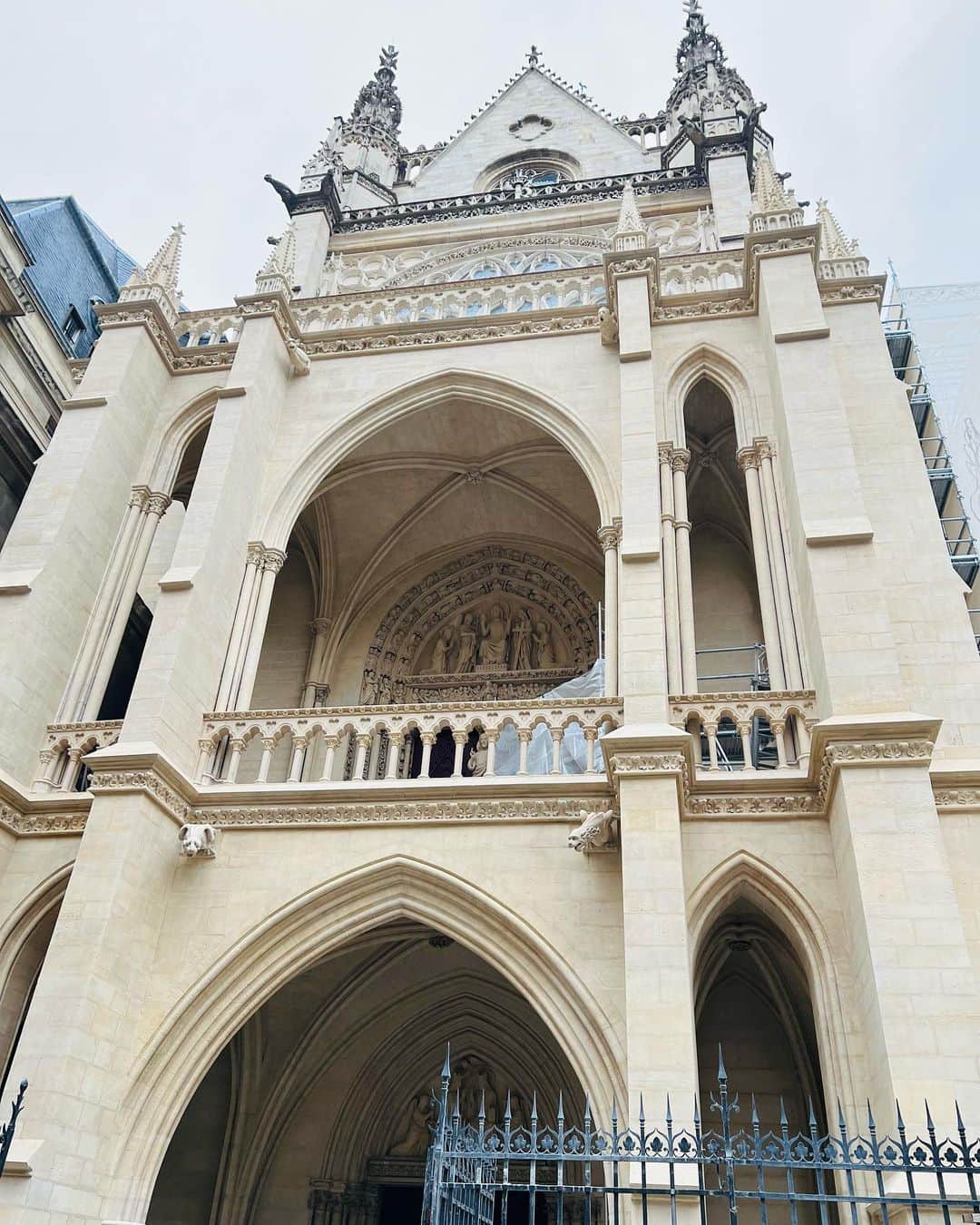 愛川みれいさんのインスタグラム写真 - (愛川みれいInstagram)「💎サント・シャペル💎  美しすぎた...✨✨ 観光スポットだからみんなはしゃいじゃうけど どこの国か分からないどなたかの 『教会なんだからお静かに』の一言で 一斉にシーンとなったのがまた素敵だったな😌✝️💗  #フランス#Paris#サントシャペル #教会#美しい世界#愛川みれい」3月14日 13時38分 - mirei.aikawa