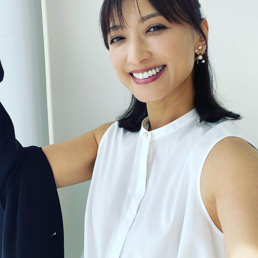 望月理恵さんのインスタグラム写真 - (望月理恵Instagram)「今日は司会のお仕事でした。  コンサルティング会社の デロイトトーマツコンサルティングが2023年から新たに取り組むスポーツビジネスコミュニティ”体制の発表会。  日本のスポーツビジネスの発展、スポーツを基点としたデジタルテクノロジーの発展、地方創生、ビジネスにおける国際競争力の強化など様々な社会課題の解決を図る取り組みです。  今回のWBCもそうですが スポーツの影響力というのは とても大きいですよね。 それがテクノロジーや地方など さらに強い繋がりをつくることにより、 スポーツそのものだけでなく、 社会全体が発展することに繋がります。 デロイトではスポーツ選手の セカンドキャリアも応援していて、 今までのキャリアを活かしながら コンサルタントとして 働いてる方もいらっしゃいます。 スポンサーという関係性だけではない スポーツと企業の無限大な可能性に わくわくした発表会でした。  今日は暑いようなちょっと 寒いような、、 中はノースリーブ😆  季節の変わり目ですね。 #春 #花粉症 #体調も壊しやすい時期 どうぞご自愛ください #デロイトトーマツコンサルティング  #スポーツビジネスコミュニティ」3月14日 15時48分 - mochiee28