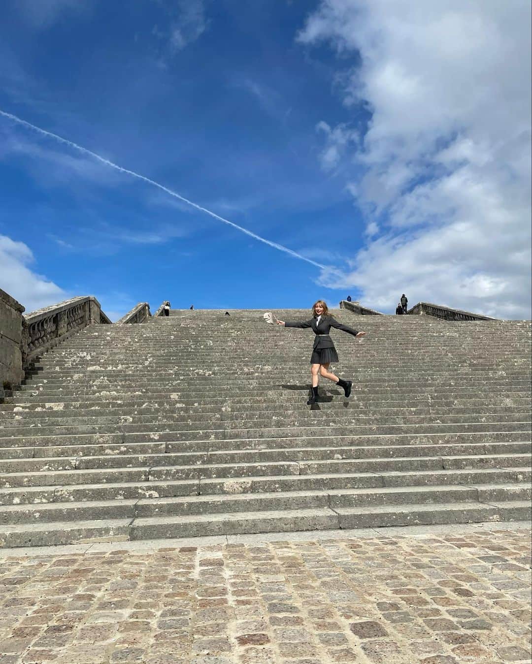 MIRIさんのインスタグラム写真 - (MIRIInstagram)「飛行機雲☁️とヴェルサイユ庭園🌳  ガイドさんと通訳さんのお陰で 色々知れたはずなのに もう記憶から抜け落ちてる🫠  最後はテンション高い私 この日どこでもジャンプしてた🙌  #france  #jardindeversailles  #ChateaudeVersailles #symmetry  #シンメトリー  #ルイ14世 #バロック #庭園 #朕は国家なり  #ヴェルサイユ庭園 #フランス #ヴェルサイユ宮殿  #ラグランコントワール  #エレル #フレンチ #ランチ #バター芸人 #フランス旅行 #フランス料理」3月14日 17時06分 - miri.o3