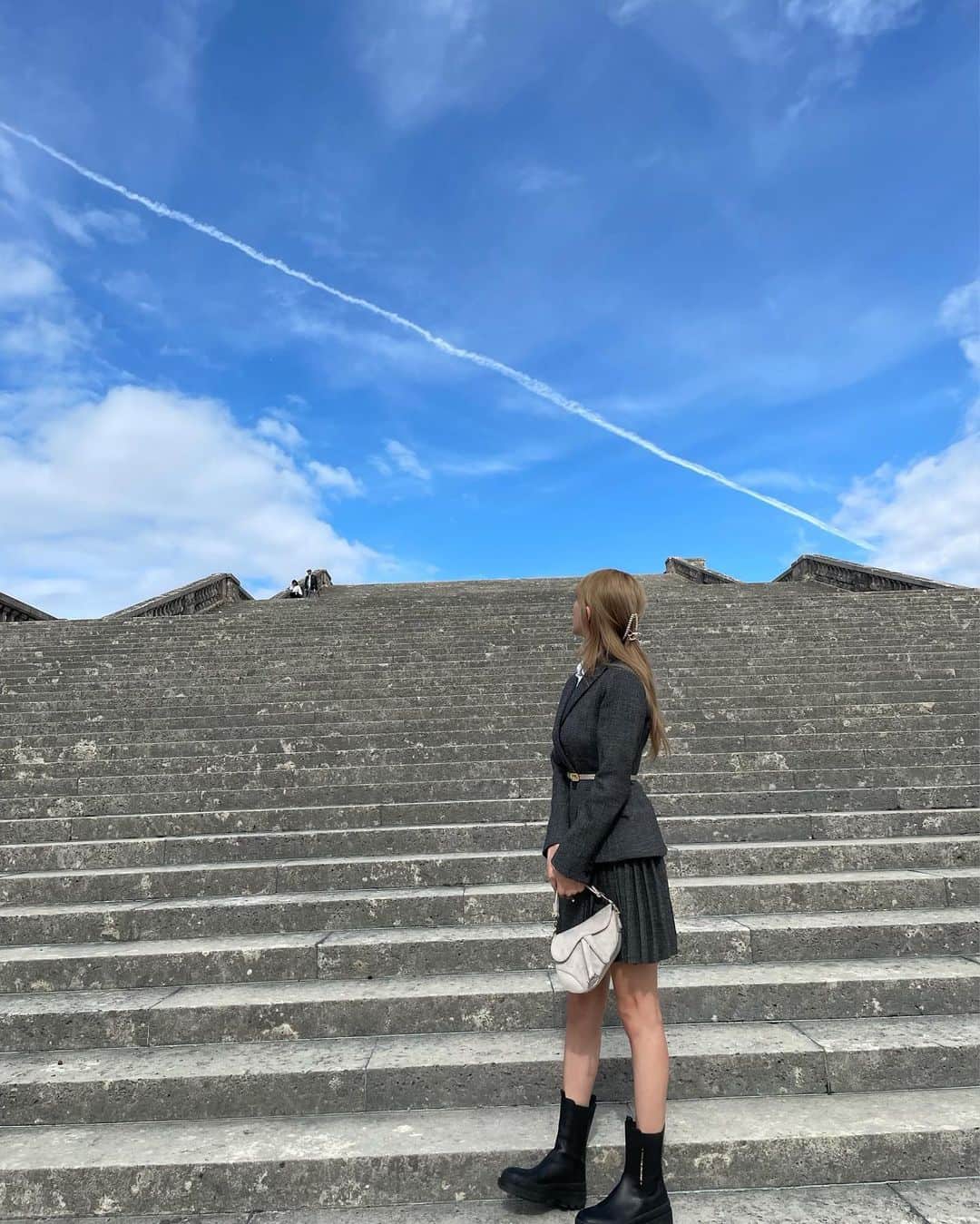 MIRIさんのインスタグラム写真 - (MIRIInstagram)「飛行機雲☁️とヴェルサイユ庭園🌳  ガイドさんと通訳さんのお陰で 色々知れたはずなのに もう記憶から抜け落ちてる🫠  最後はテンション高い私 この日どこでもジャンプしてた🙌  #france  #jardindeversailles  #ChateaudeVersailles #symmetry  #シンメトリー  #ルイ14世 #バロック #庭園 #朕は国家なり  #ヴェルサイユ庭園 #フランス #ヴェルサイユ宮殿  #ラグランコントワール  #エレル #フレンチ #ランチ #バター芸人 #フランス旅行 #フランス料理」3月14日 17時06分 - miri.o3