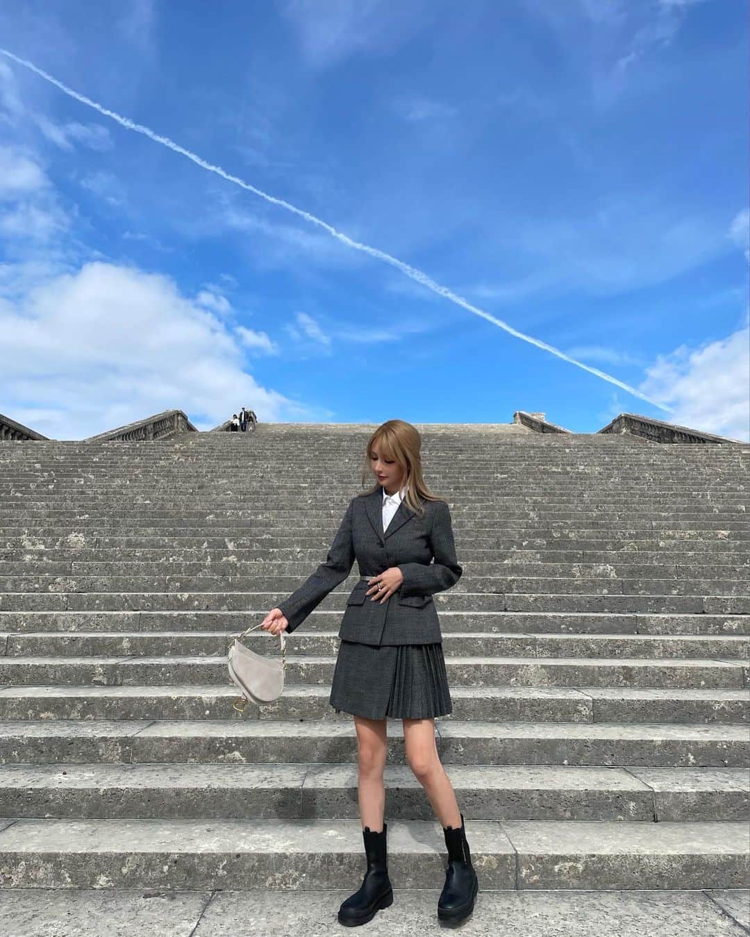 MIRIさんのインスタグラム写真 - (MIRIInstagram)「飛行機雲☁️とヴェルサイユ庭園🌳  ガイドさんと通訳さんのお陰で 色々知れたはずなのに もう記憶から抜け落ちてる🫠  最後はテンション高い私 この日どこでもジャンプしてた🙌  #france  #jardindeversailles  #ChateaudeVersailles #symmetry  #シンメトリー  #ルイ14世 #バロック #庭園 #朕は国家なり  #ヴェルサイユ庭園 #フランス #ヴェルサイユ宮殿  #ラグランコントワール  #エレル #フレンチ #ランチ #バター芸人 #フランス旅行 #フランス料理」3月14日 17時06分 - miri.o3