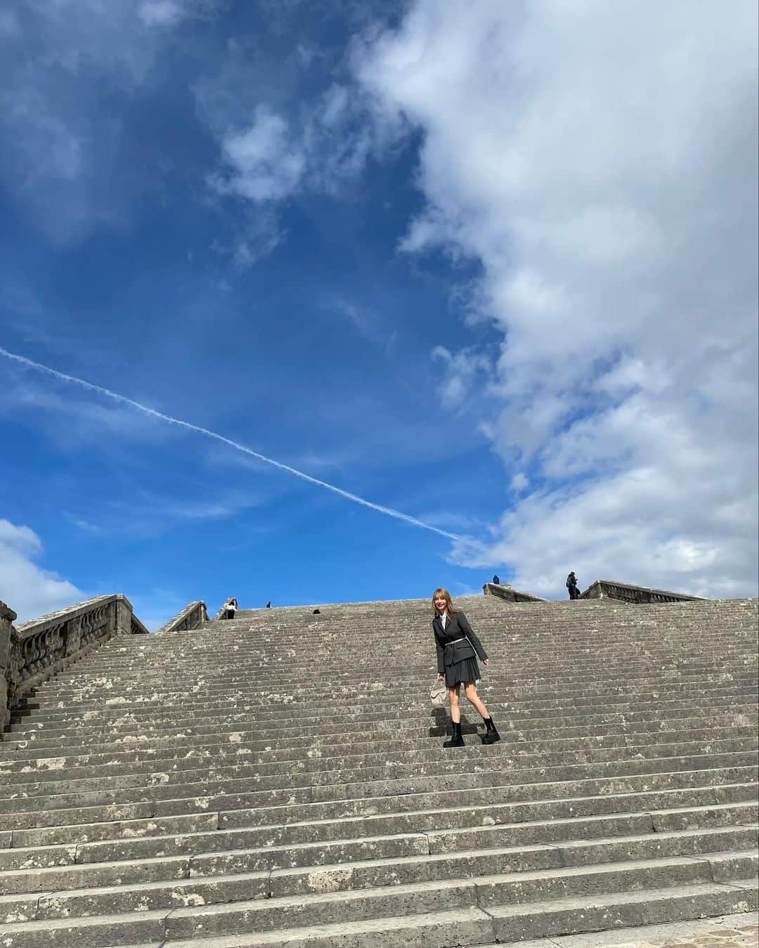 MIRIさんのインスタグラム写真 - (MIRIInstagram)「飛行機雲☁️とヴェルサイユ庭園🌳  ガイドさんと通訳さんのお陰で 色々知れたはずなのに もう記憶から抜け落ちてる🫠  最後はテンション高い私 この日どこでもジャンプしてた🙌  #france  #jardindeversailles  #ChateaudeVersailles #symmetry  #シンメトリー  #ルイ14世 #バロック #庭園 #朕は国家なり  #ヴェルサイユ庭園 #フランス #ヴェルサイユ宮殿  #ラグランコントワール  #エレル #フレンチ #ランチ #バター芸人 #フランス旅行 #フランス料理」3月14日 17時06分 - miri.o3